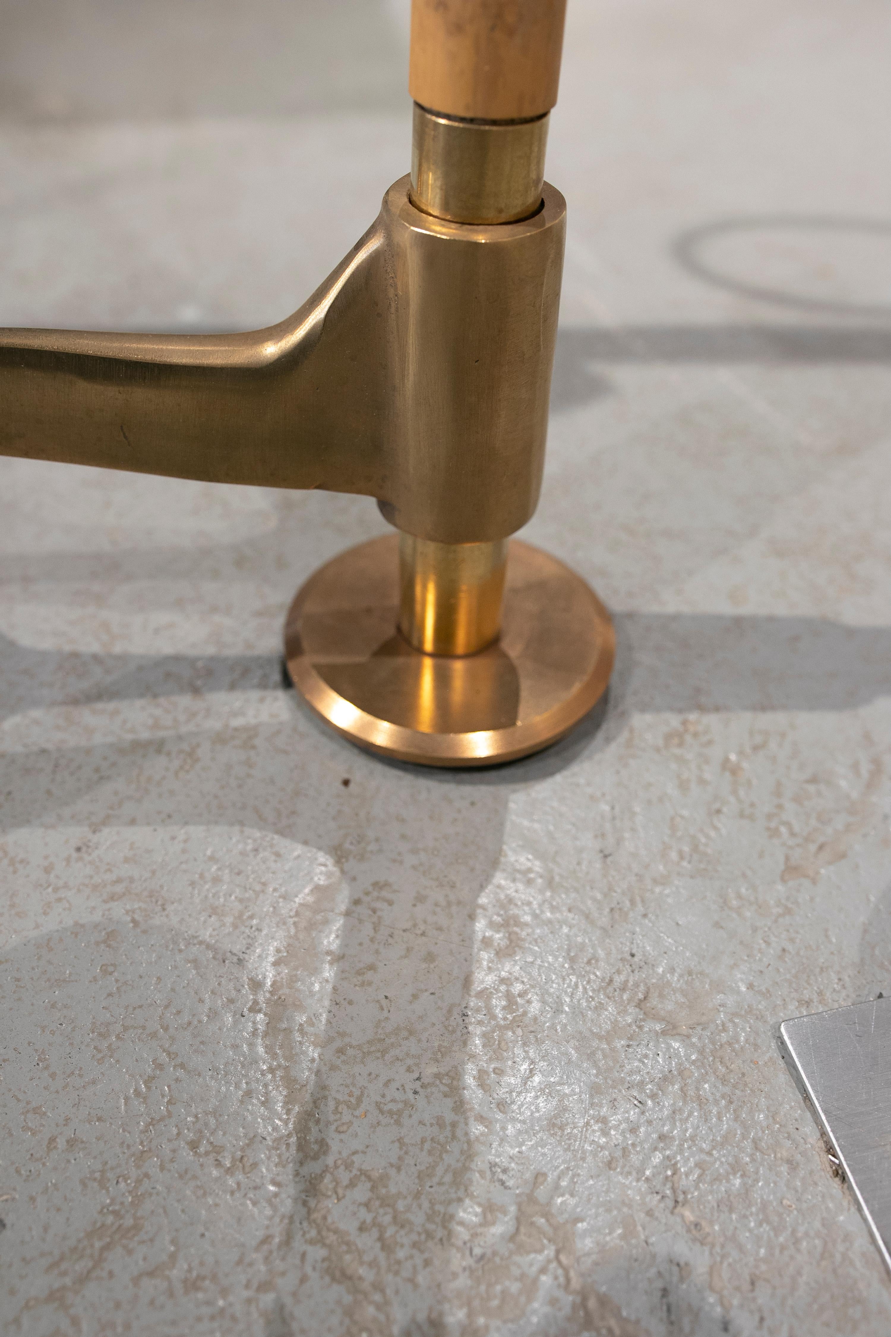 Lampada da terra in bambù, accessori in bronzo e tessuto in vendita 7