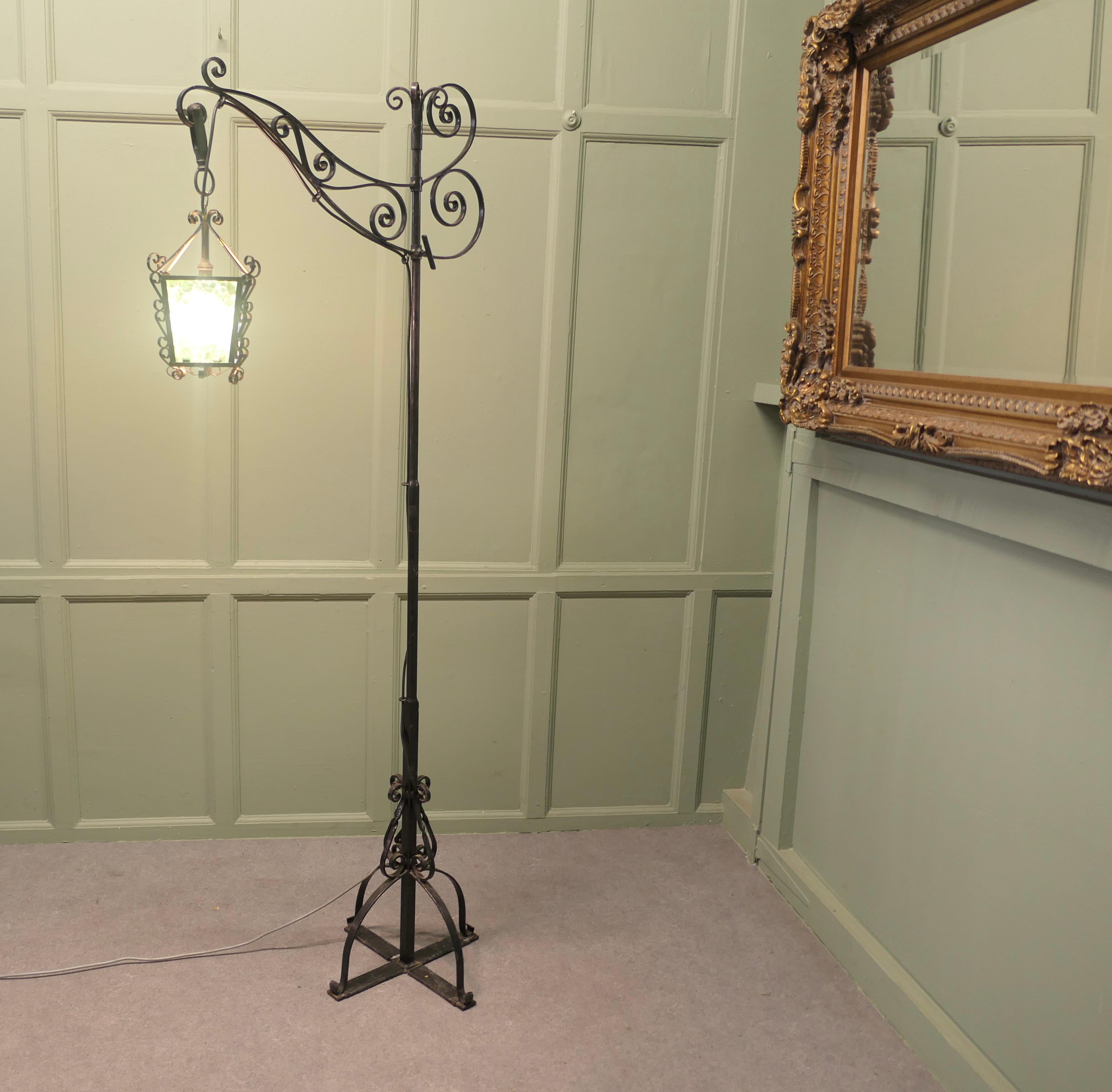 Lámpara de lectura o de taberna de pie de hierro forjado

Esta encantadora lámpara de lectura de pie, se puede inclinar y girar para sacarle el máximo partido
La lámpara está fabricada en hierro forjado, tiene una linterna de cristal coloreado