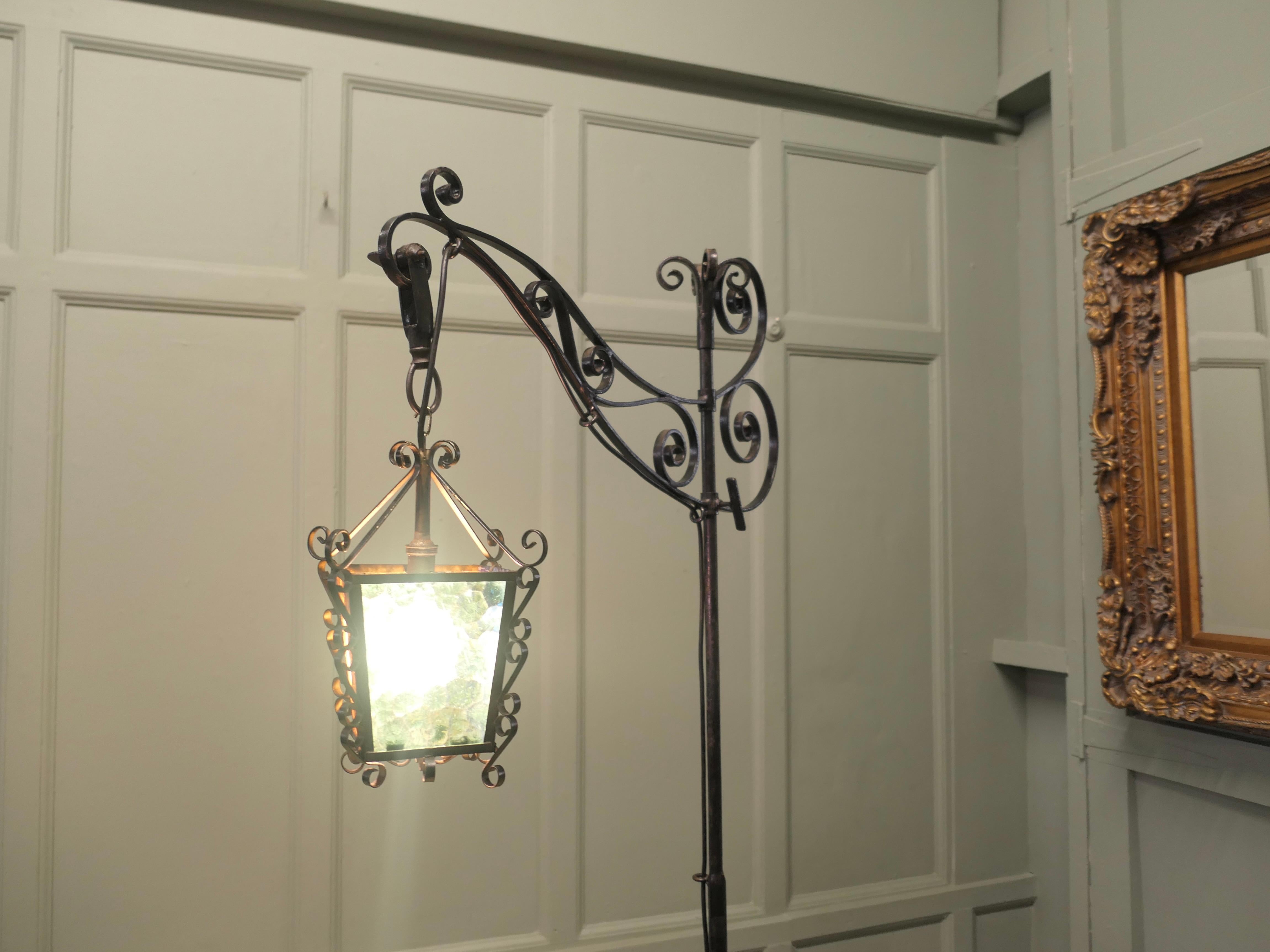 Lámpara de lectura o de taberna de pie de hierro forjado De campo