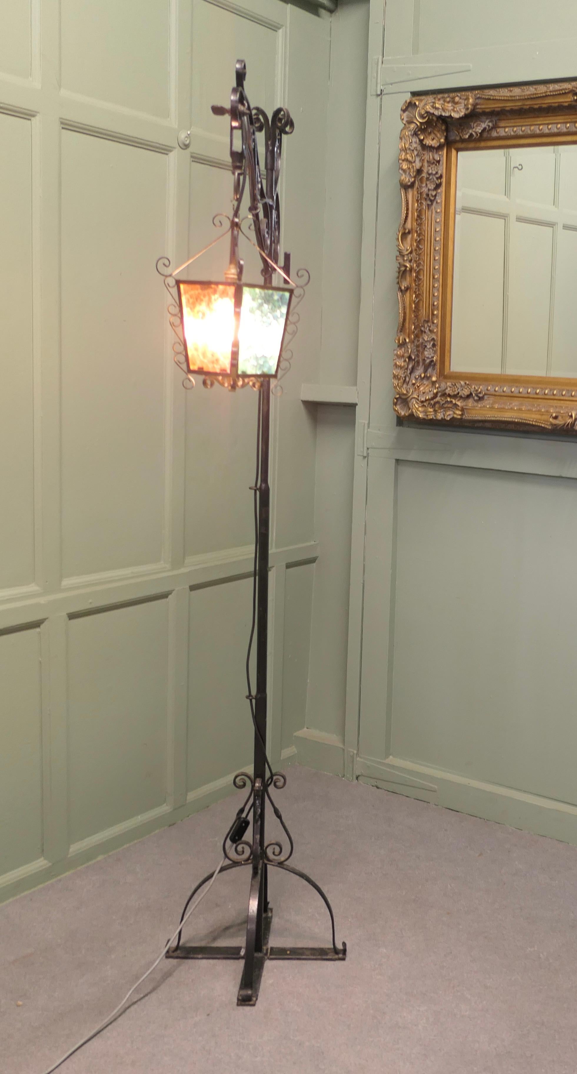 Lámpara de lectura o de taberna de pie de hierro forjado en Bueno Estado en Godshill, Isle of Wight