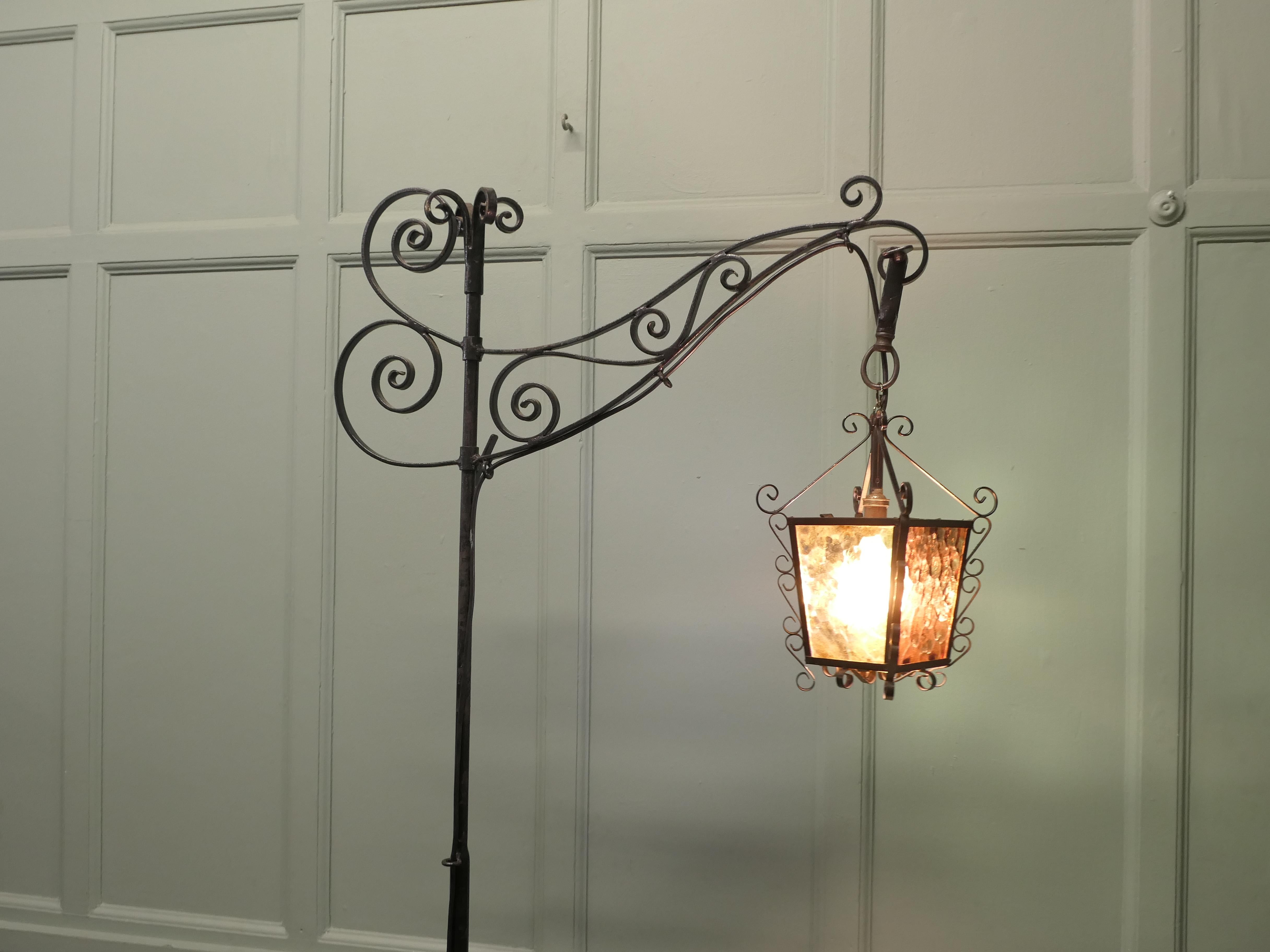 Lámpara de lectura o de taberna de pie de hierro forjado principios del siglo XX