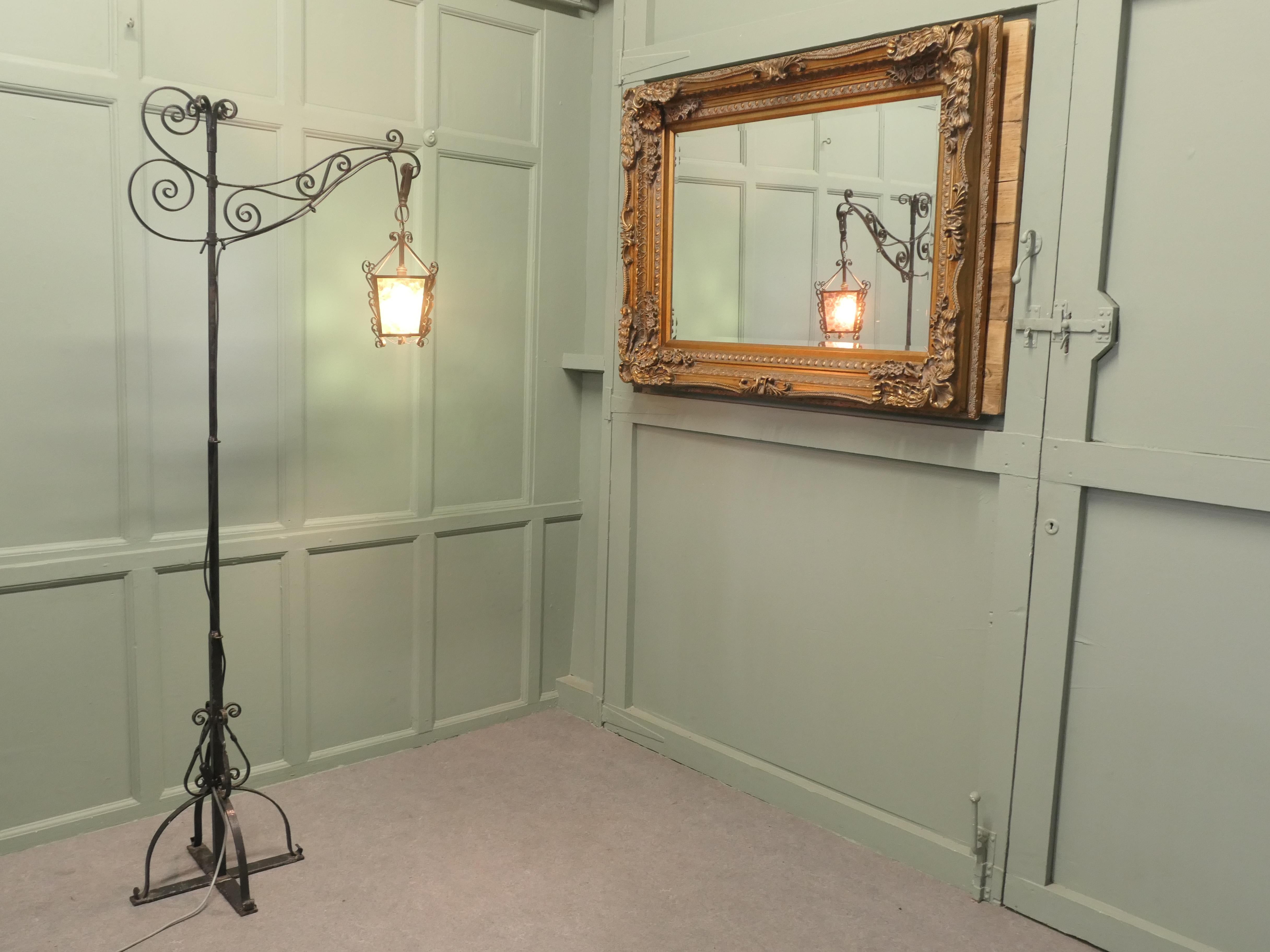 Lámpara de lectura o de taberna de pie de hierro forjado 1