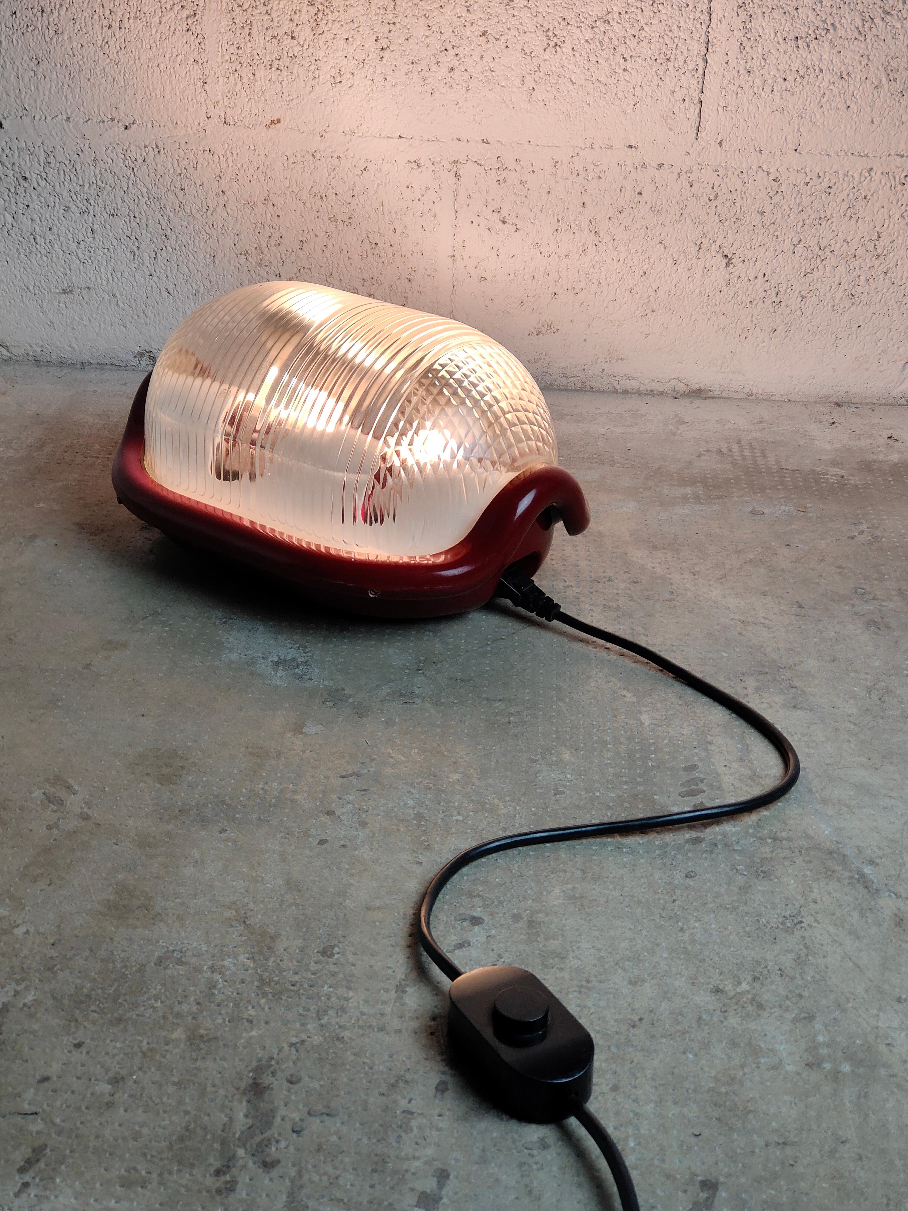 Lampadaire iconique Noce T conçu par Achille Castiglioni et produit par Flos dans les années 1970.
Il doit son nom à sa forme arrondie qui évoque une demi-noix.
La structure est en aluminium épais moulé sous pression, le diffuseur est en verre