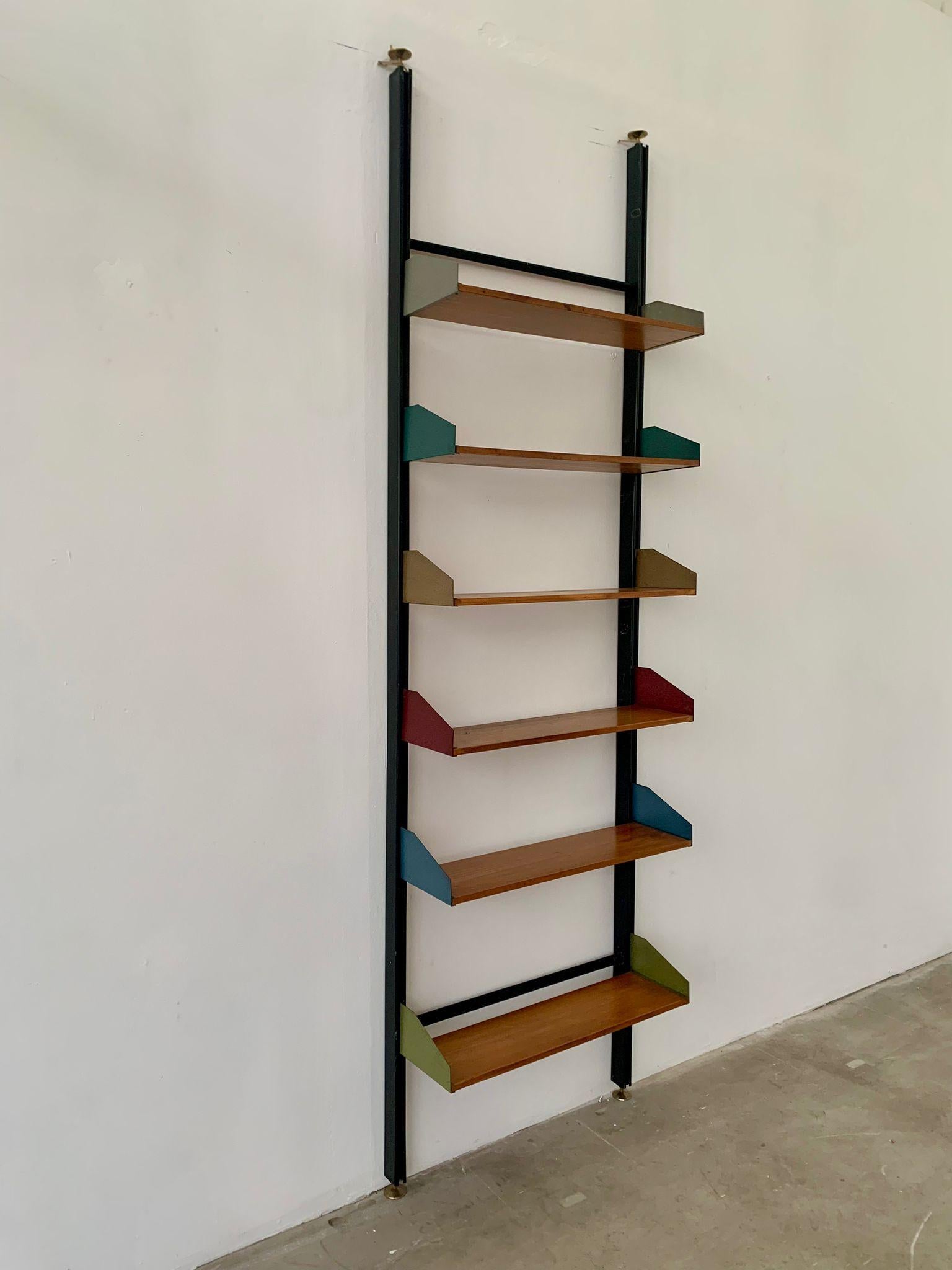We offer a rare and valuable floor-to-ceiling modular bookcase produced by FEAL in the 1950s, an authentic example of the best Italian post-war design. This particular version stands out for its coloured metal side panels, a less common variant than