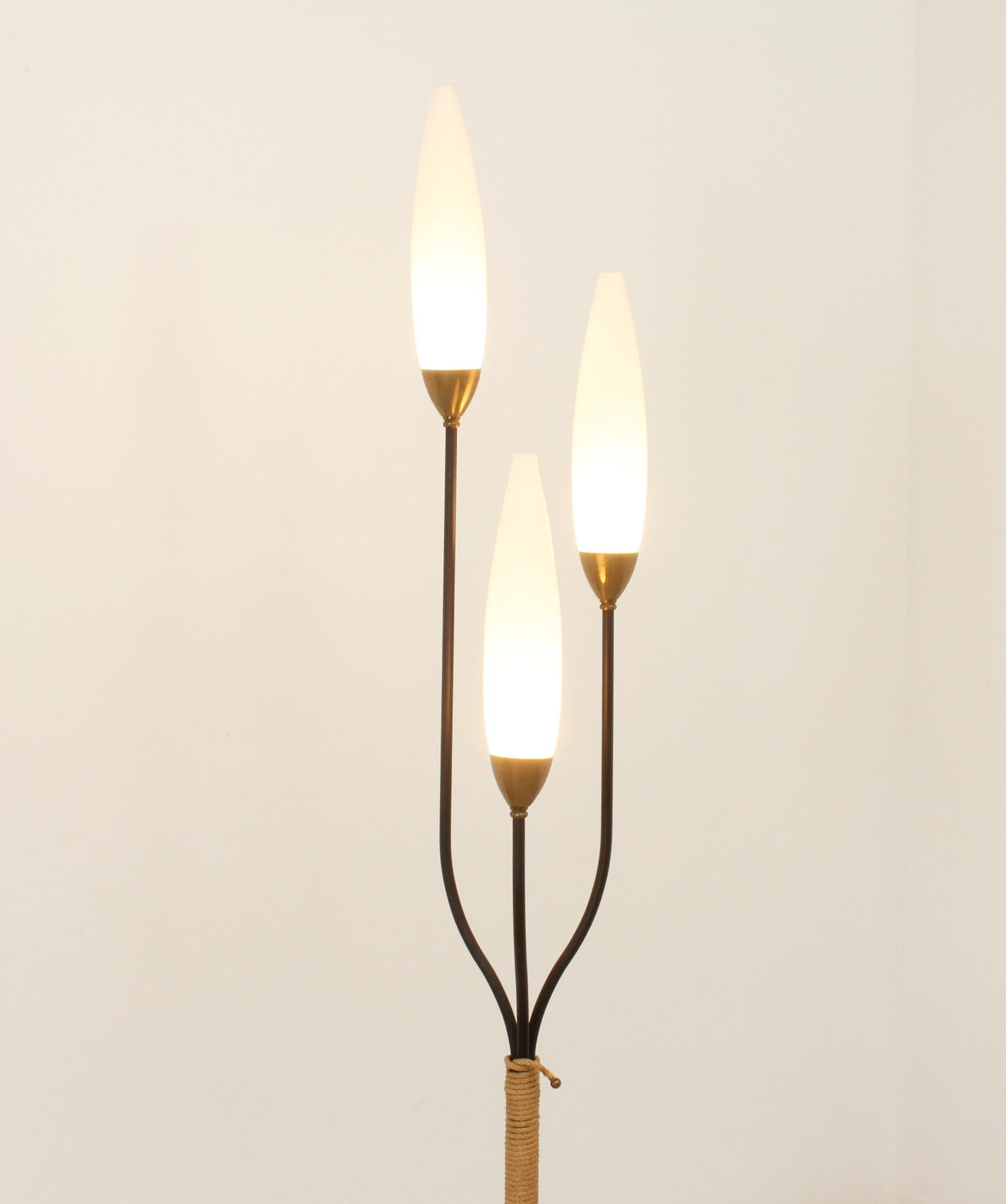 Stand-Dreibein-Lampe von Maison Lunel, Frankreich, 1950er Jahre (Moderne der Mitte des Jahrhunderts) im Angebot
