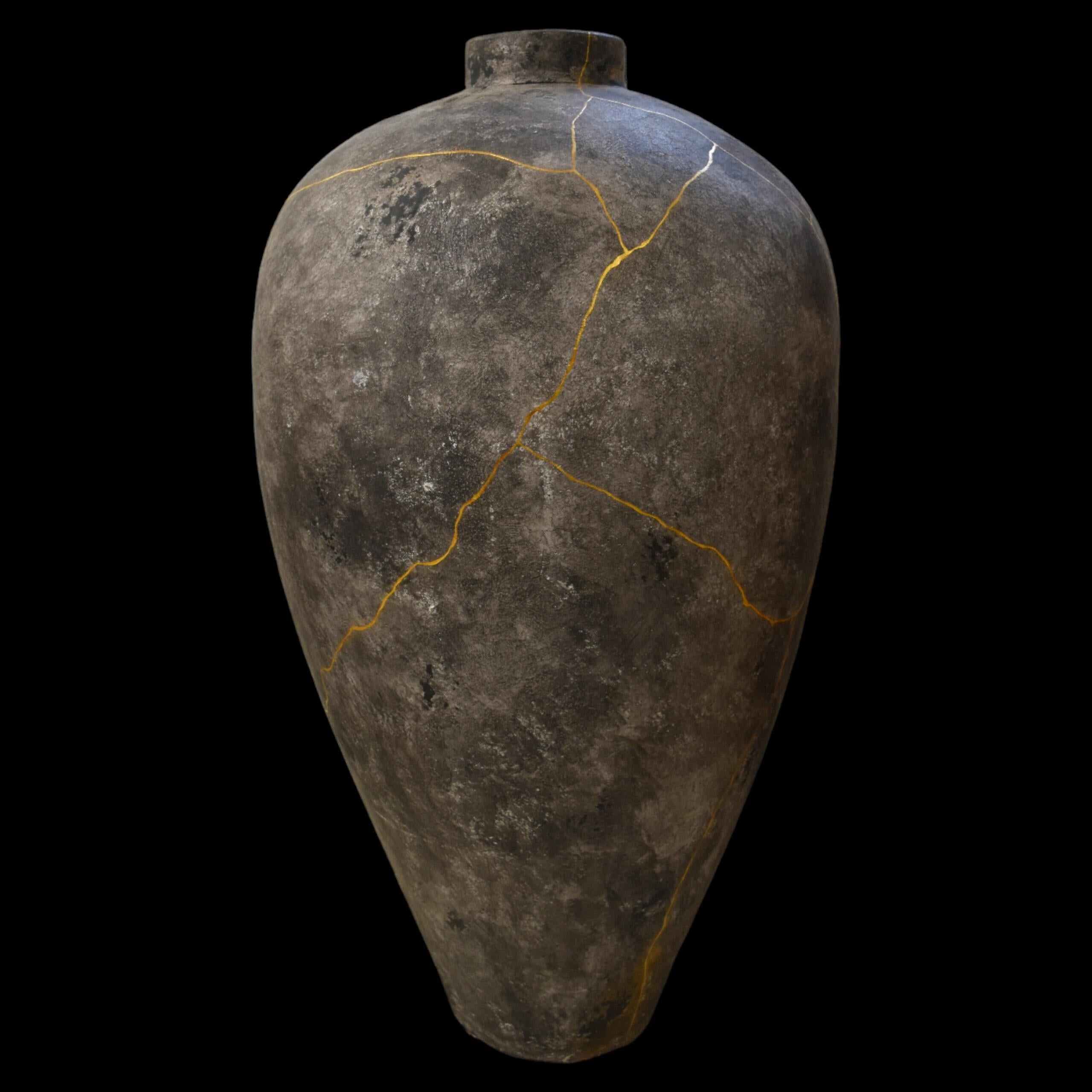 Europeo Vaso da terra nero con texture kintsugi e oro puro in vendita