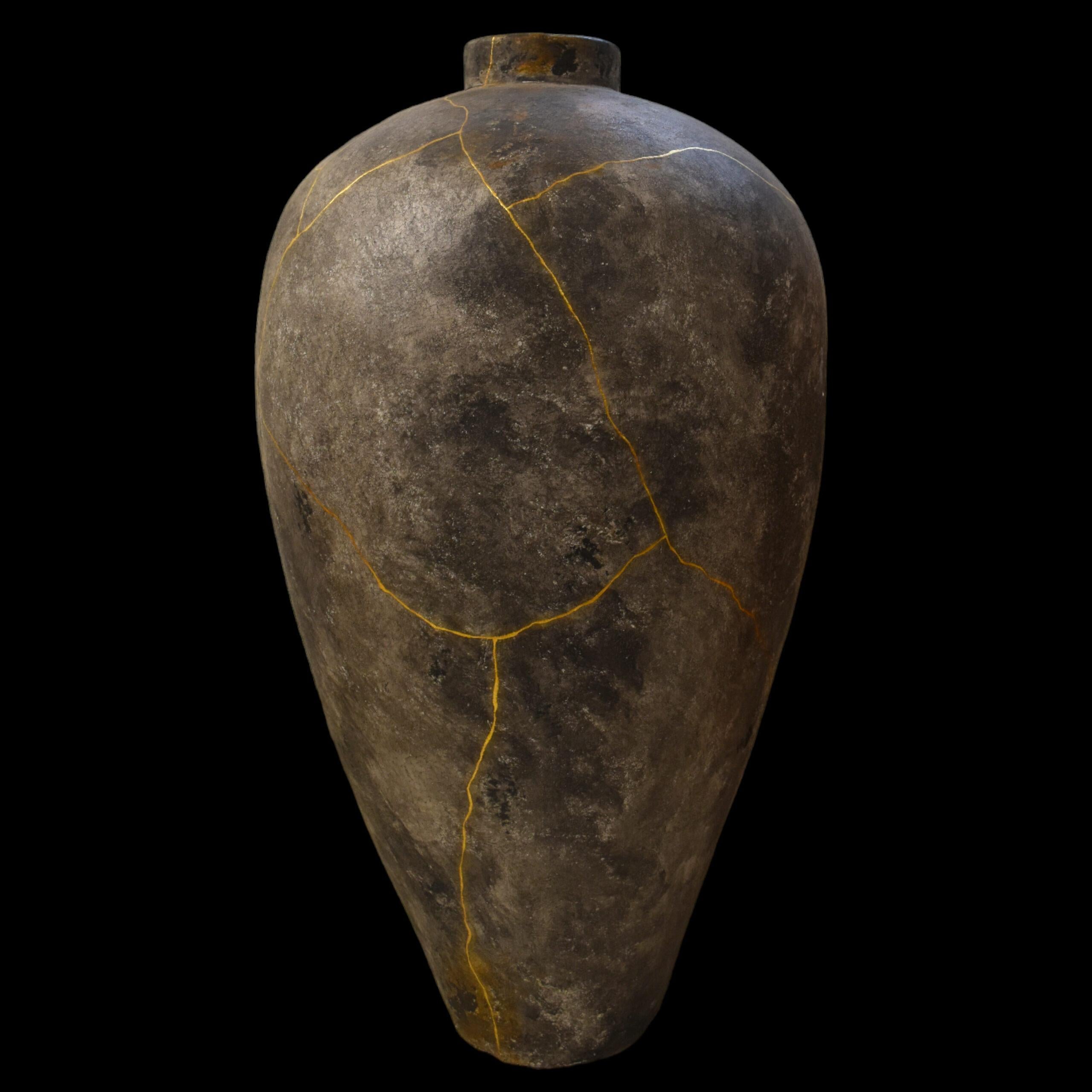 Vaso da terra nero con texture kintsugi e oro puro In condizioni Nuovo in vendita a MEAUX, FR