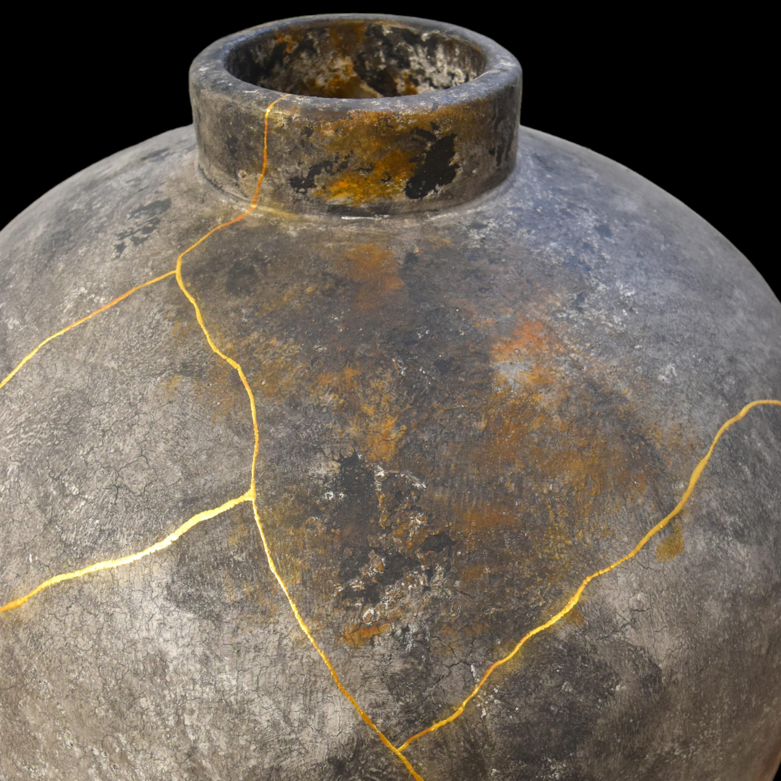 XXI secolo e contemporaneo Vaso da terra nero con texture kintsugi e oro puro in vendita