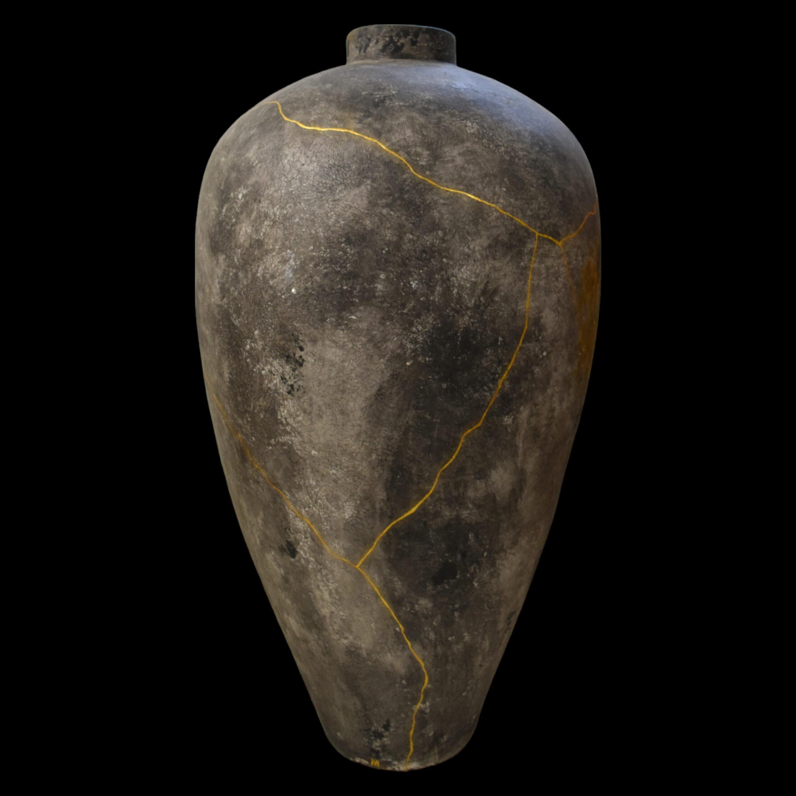 Oro Vaso da terra nero con texture kintsugi e oro puro in vendita
