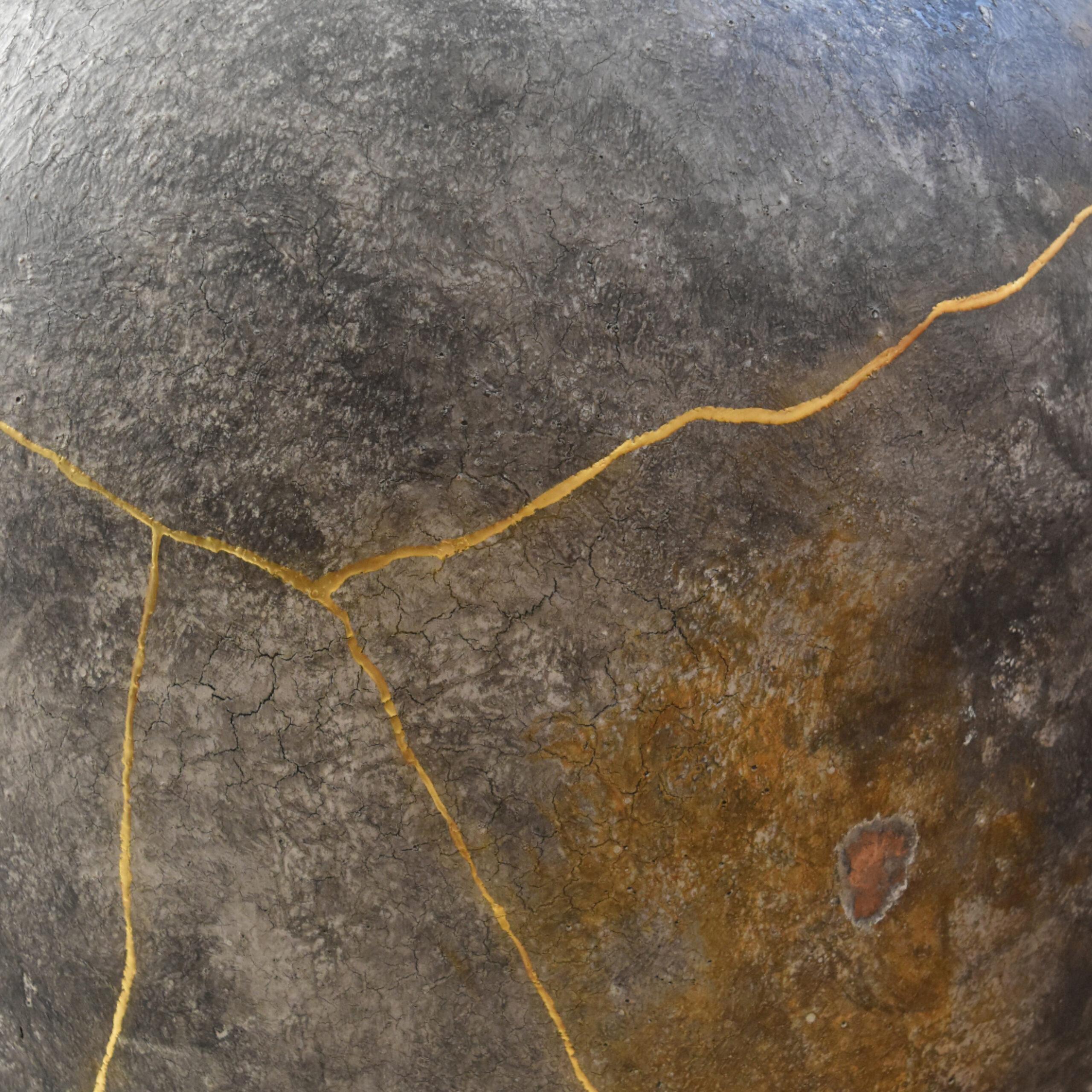Vaso da terra nero con texture kintsugi e oro puro in vendita 1