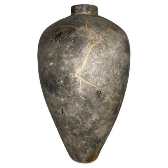Vaso da terra nero con texture kintsugi e oro puro