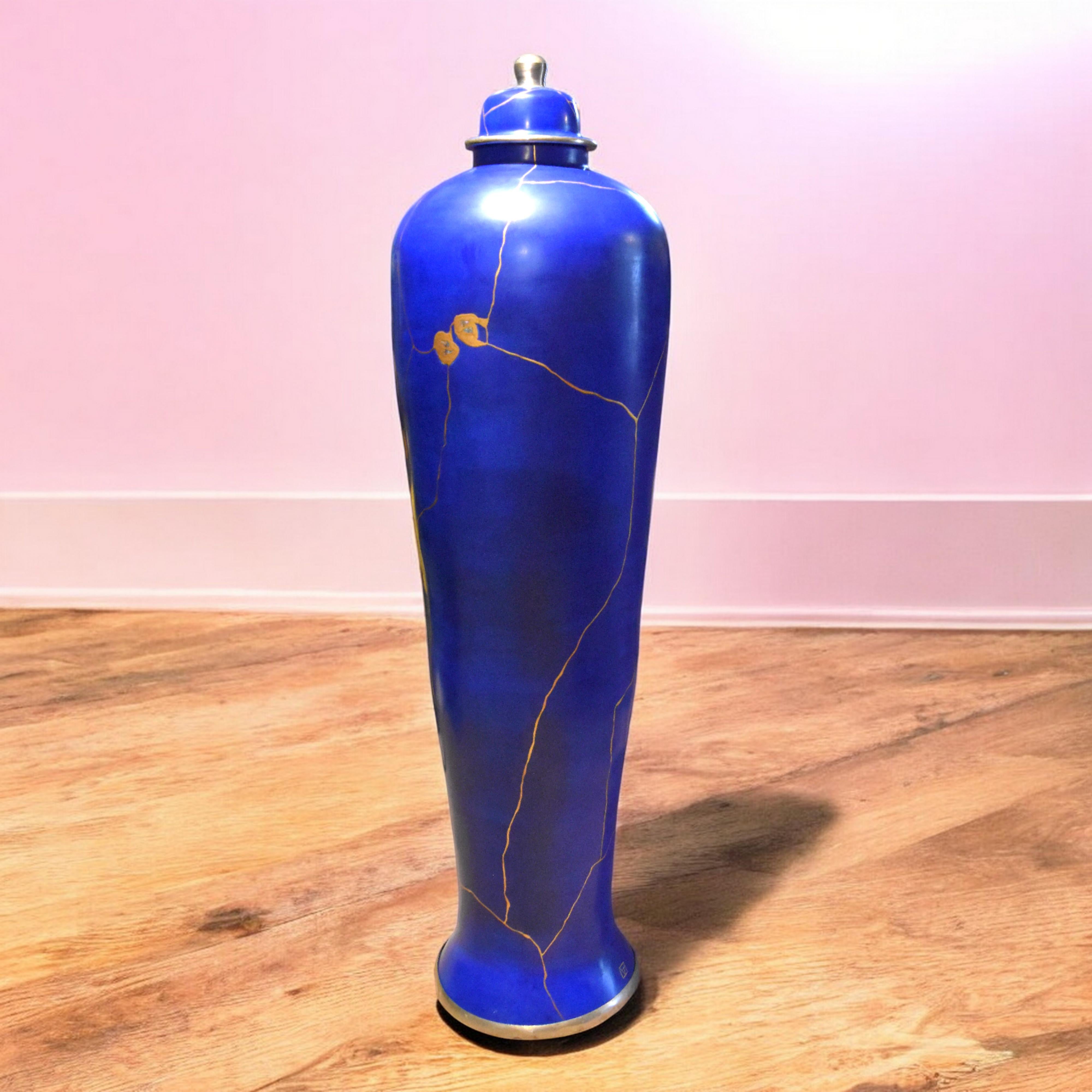 “Stratus”

This elegant earthenware jar, an impressive 120 cm high, is based on one of the most famous vase shapes in Chinese art: the Meiping. This simple yet voluptuous silhouette dates back over 1000 years. It was long considered a tour de force