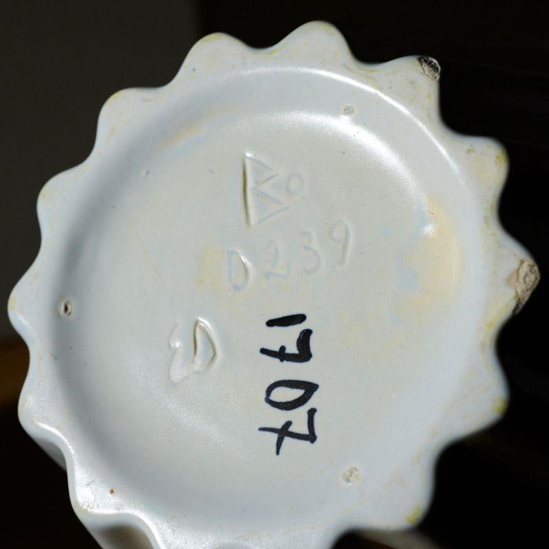 Vase de sol en céramique d'Ewald Dahlskog.

Fait pour Bo Fajans.
Signé ED et numéroté D239.

Informations complémentaires :
Matériau : Céramique
Artiste : Ewald Dahlskog
Taille : 36 H cm.