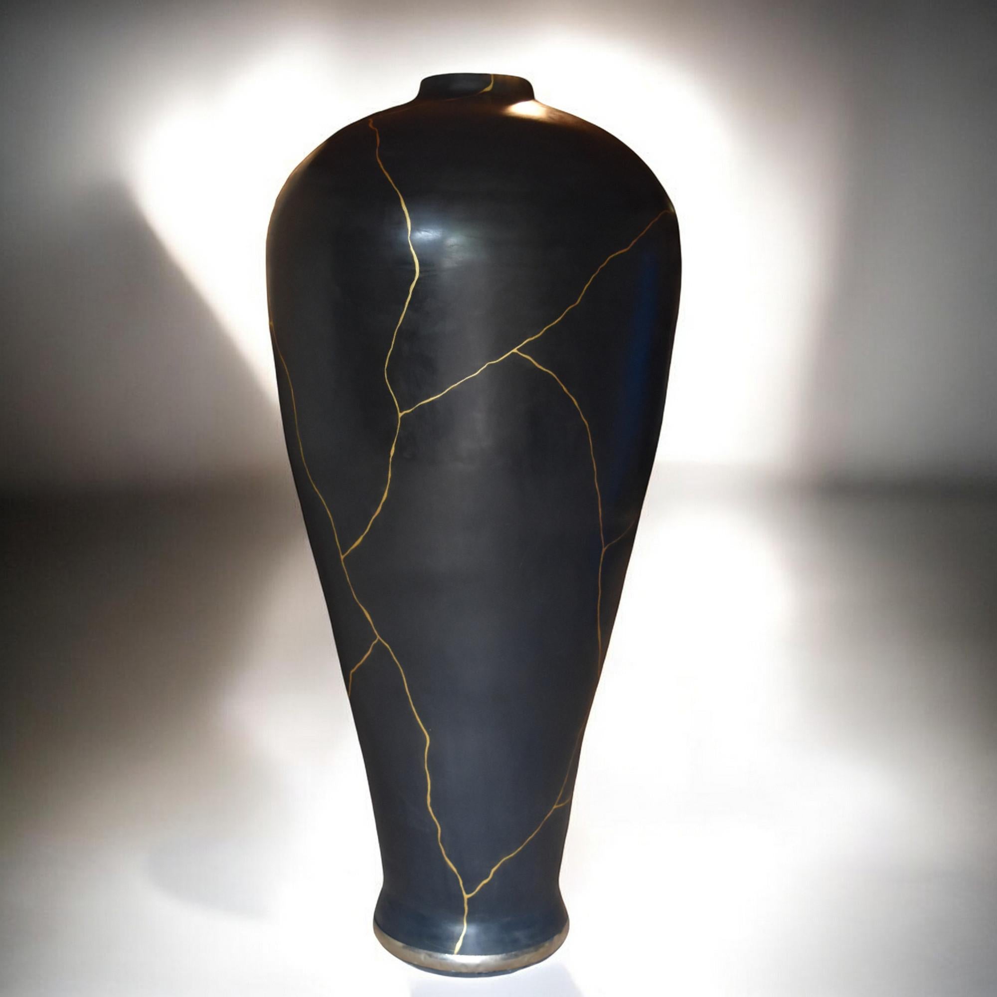 Questo elegante vaso di terracotta, alto ben 148 cm, si basa su una delle forme di vaso più famose dell'arte cinese: il Meiping. Questa silhouette semplice ma voluttuosa risale a più di 1000 anni fa. È stato a lungo considerato un tour de force per