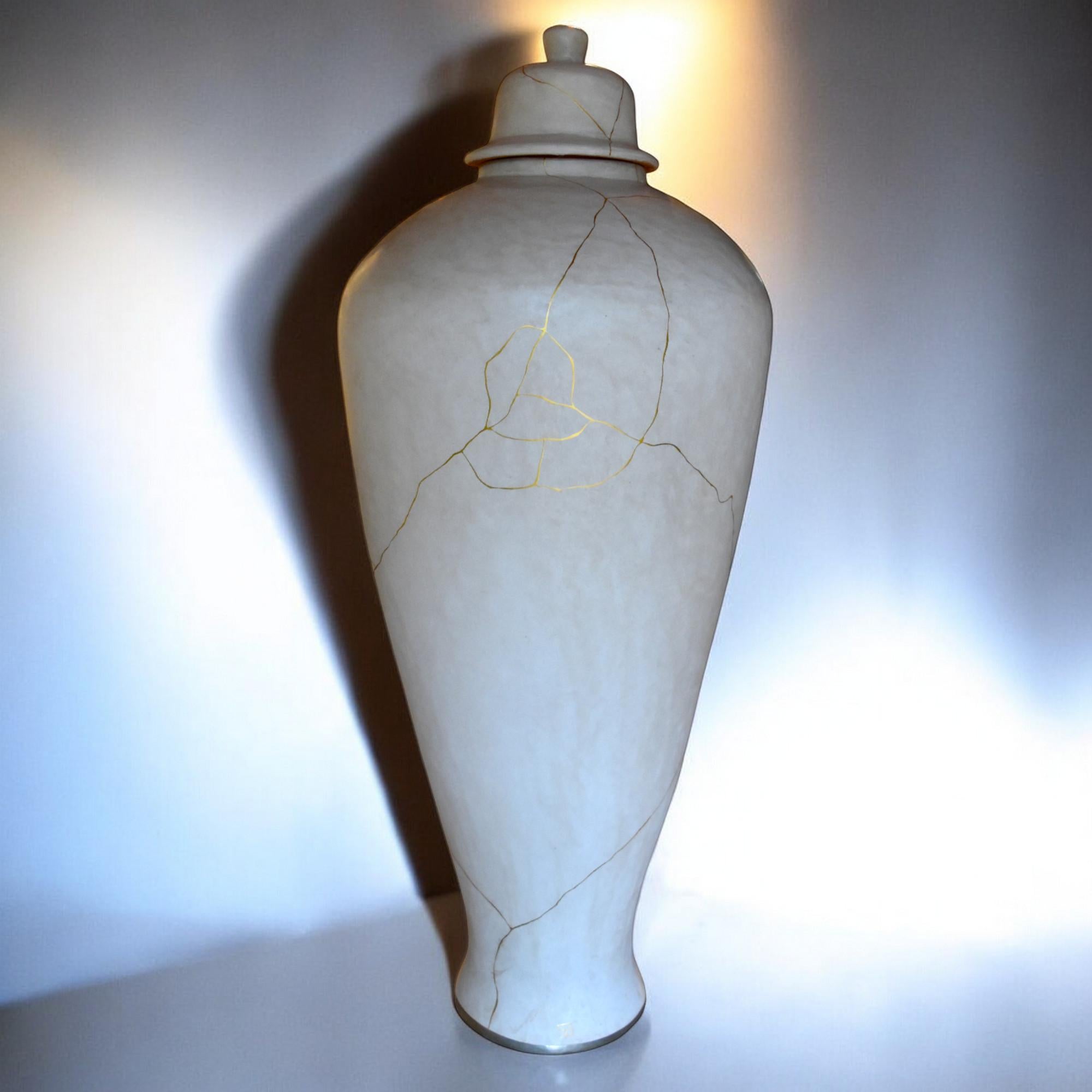 Questo elegante vaso di terracotta, alto ben 145 cm, si basa su una delle forme di vaso più famose dell'arte cinese: il Meiping. Questa silhouette semplice ma voluttuosa risale a più di 1000 anni fa. È stato a lungo considerato un tour de force per
