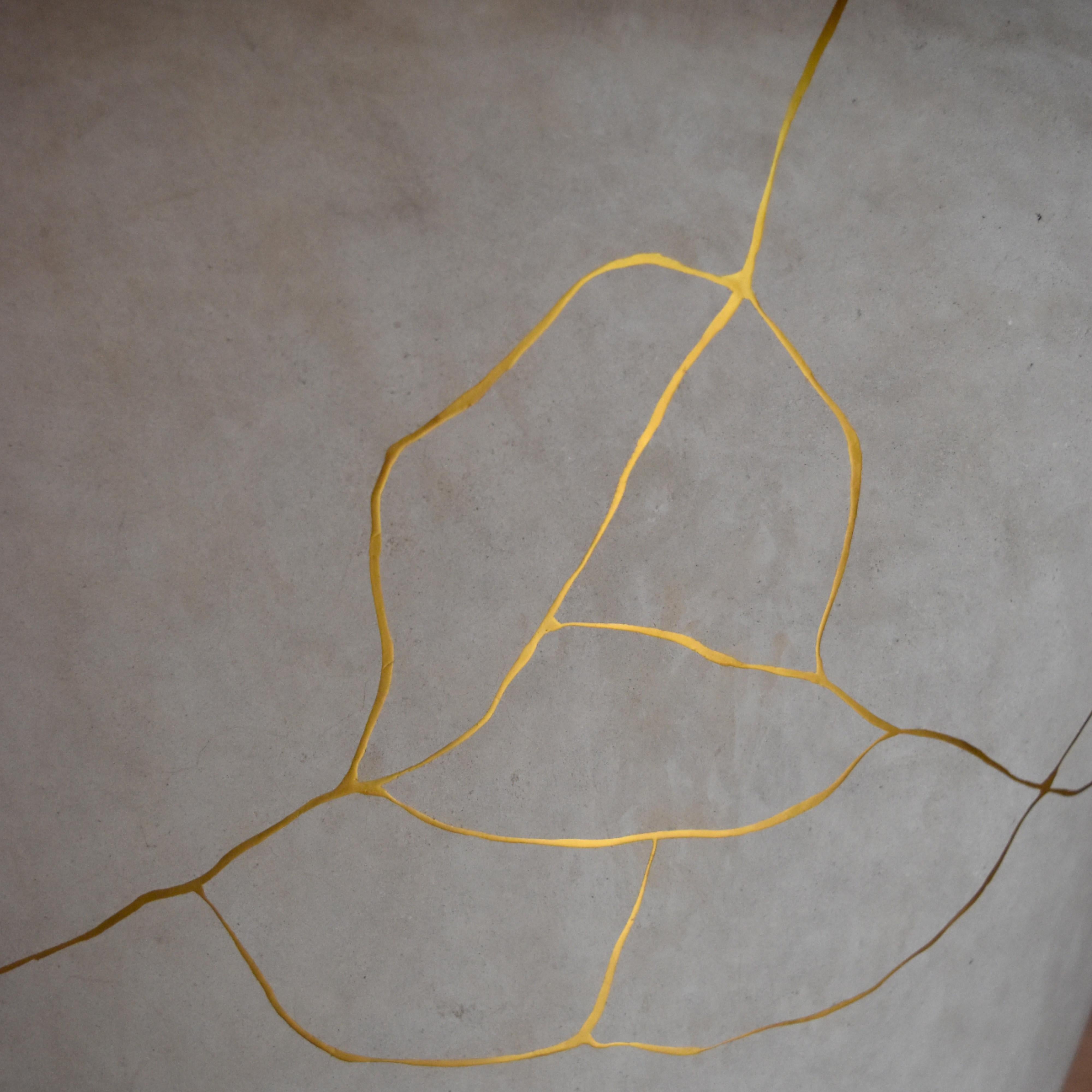 Dorato Vaso da terra Kintsugi bianco in vendita