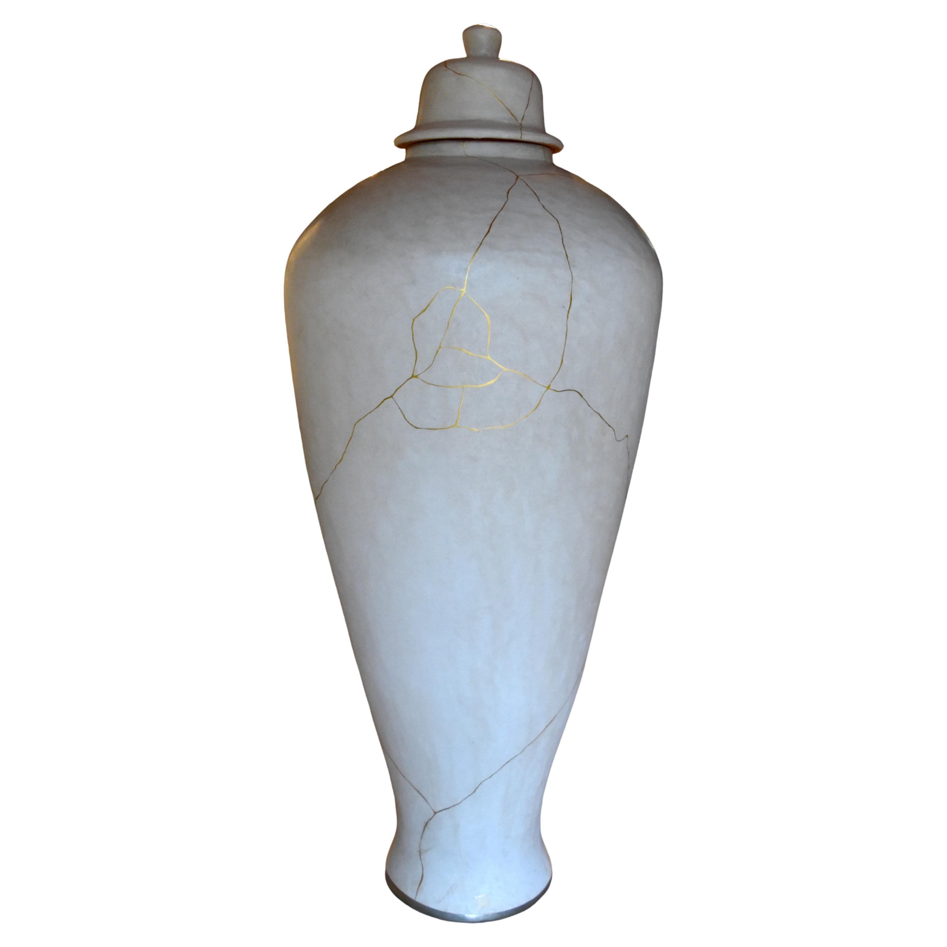 Vaso da terra Kintsugi bianco