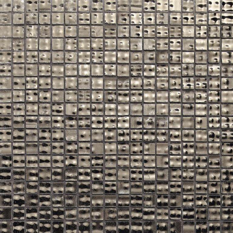 Beschreibung

Smalto-Glasmosaik, einseitig quadratisch geformte Chips, metallisch behandeltes Trägermaterial. Colibrì hat eine glatte Oberfläche und Colibrì Tide hat eine geriffelte Oberfläche. Leicht abgerundete Kanten 4 +/- 1 mm Nenndicke.