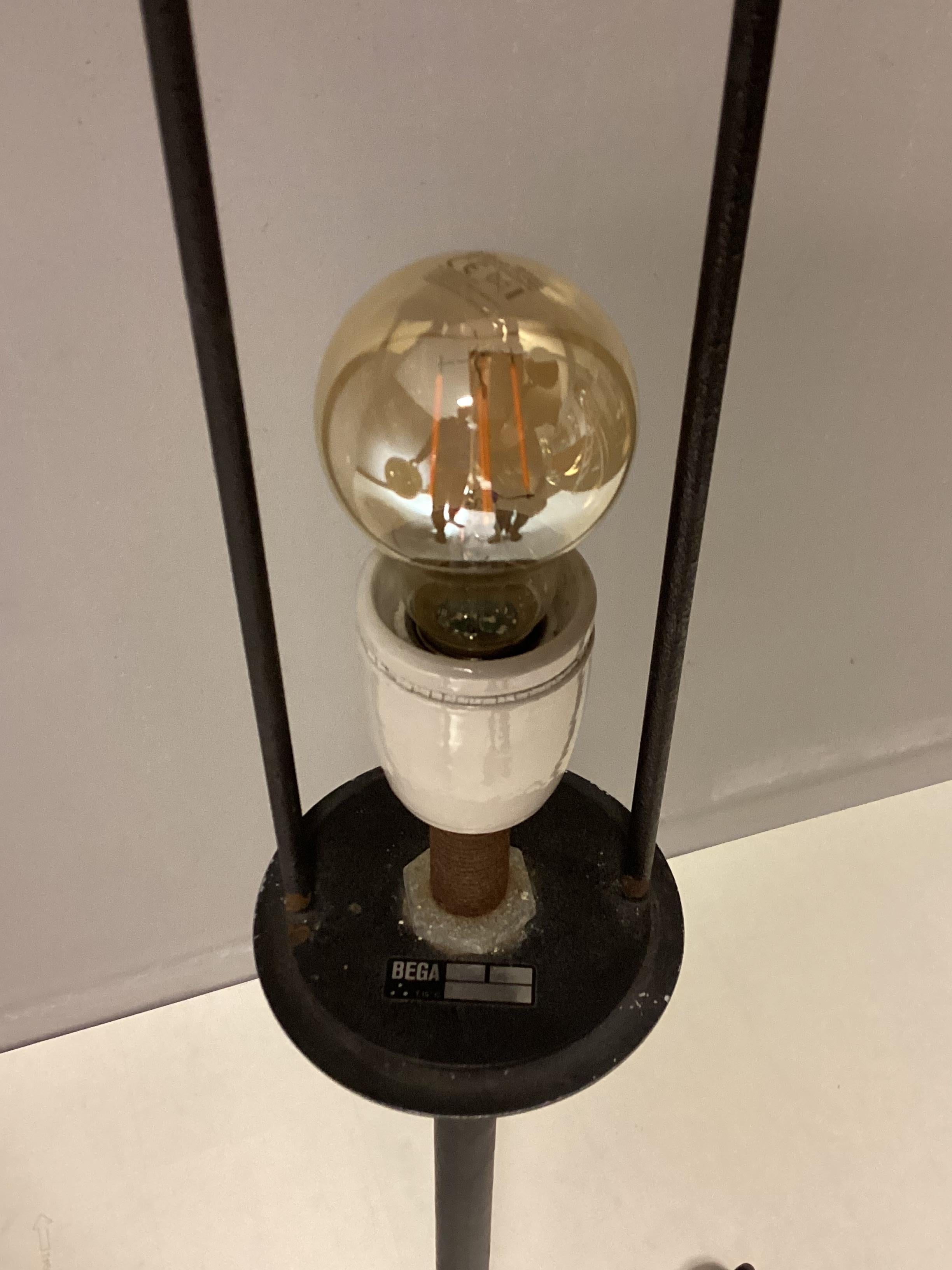 Bei dieser Lampe handelt es sich um eine seltene Dreibein-Stehleuchte des renommierten Herstellers BEGA aus der Mitte des Jahrhunderts. Das besondere, schlichte Design sieht aus wie ein Vollmond, besonders wenn die Lampe eingeschaltet ist. Sie