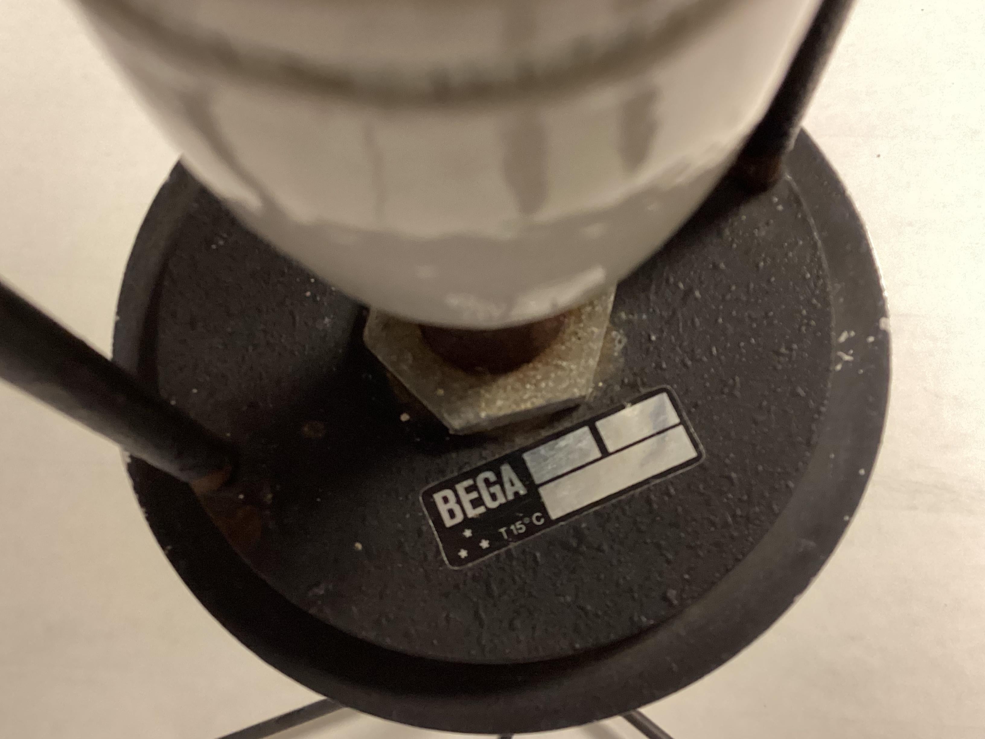 Stehlampe Bega 50er Jahre Dreibein-Mondlampe aus Metall und Kunststoff (Moderne der Mitte des Jahrhunderts) im Angebot