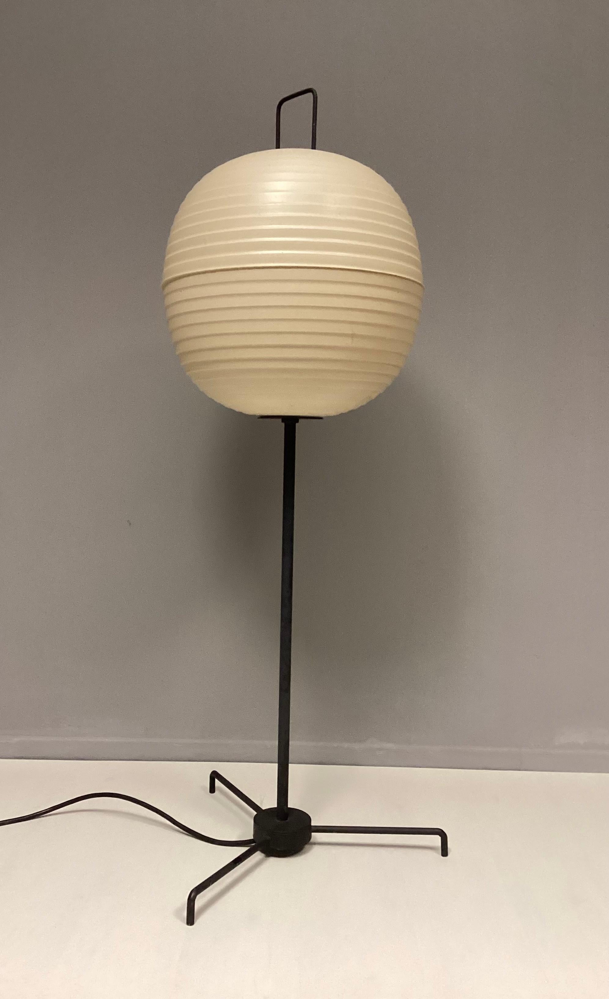 Milieu du XXe siècle Lampadaire Bega 50s Tripode Allemagne Rar Métal Plastique Moonlamp en vente