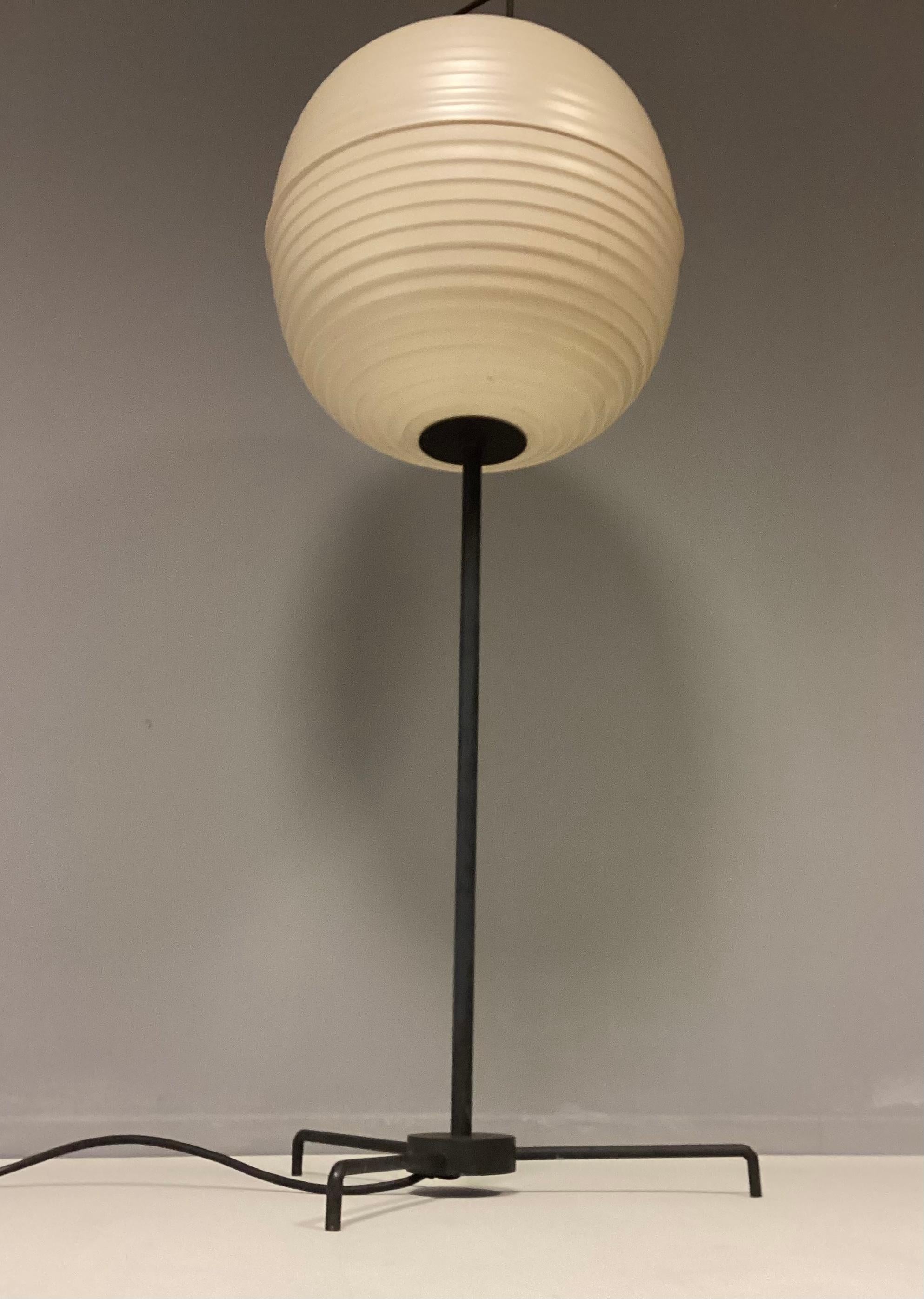 Stehlampe Bega 50er Jahre Dreibein-Mondlampe aus Metall und Kunststoff (Mitte des 20. Jahrhunderts) im Angebot