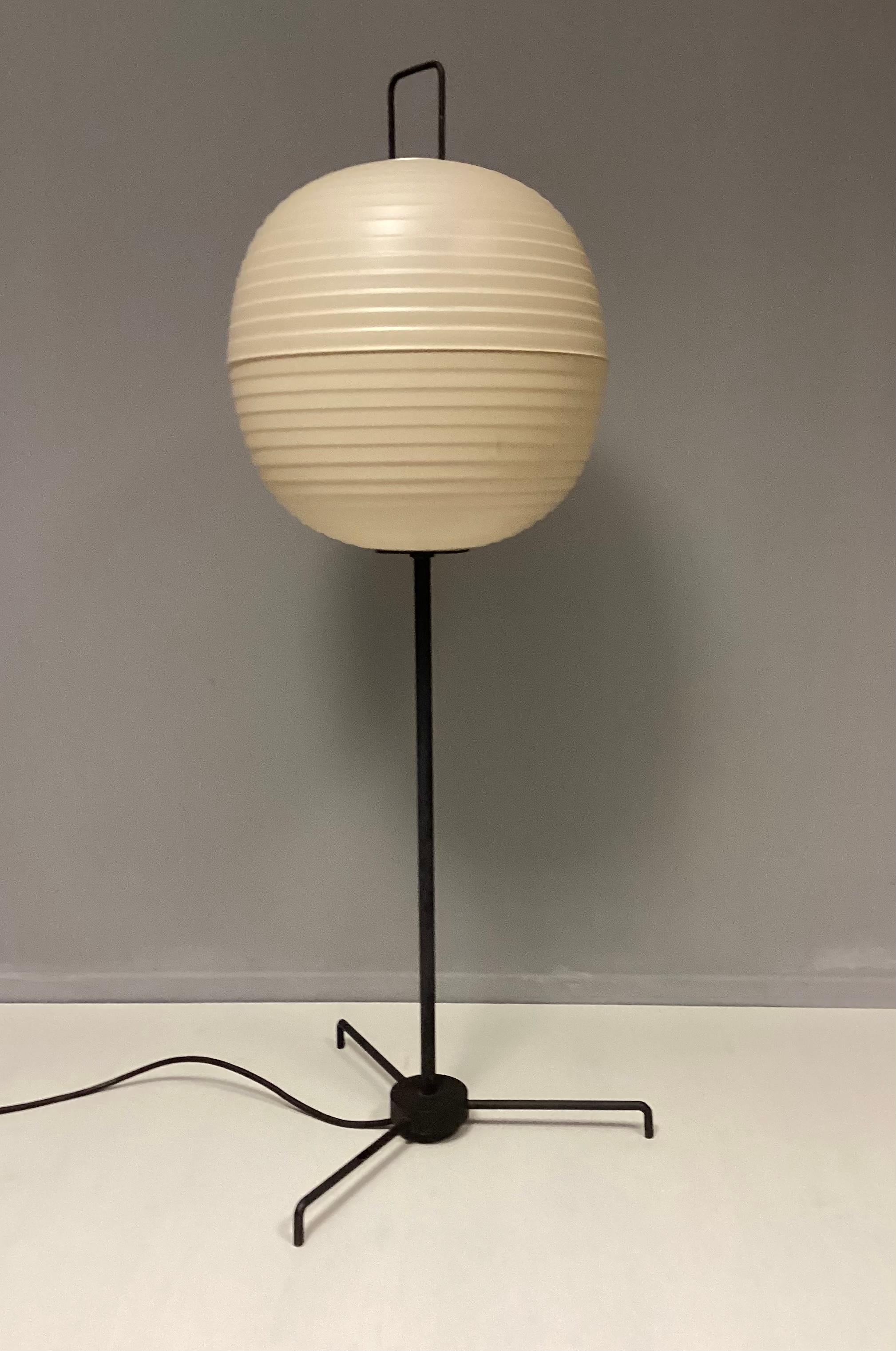 Stehlampe Bega 50er Jahre Dreibein-Mondlampe aus Metall und Kunststoff im Angebot 1