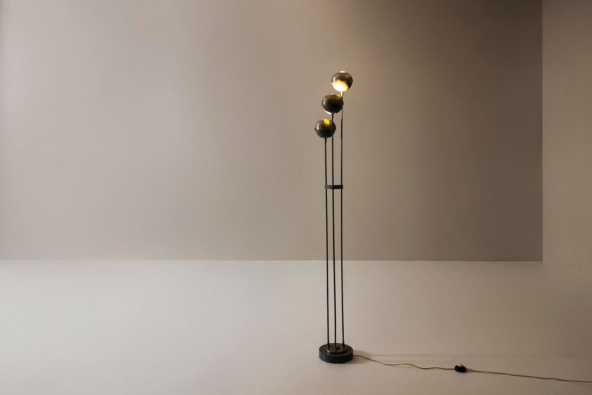 Smaltato Lampada da terra in metallo smaltato e acciaio inossidabile di Oscar Torlasco per Lumi in vendita