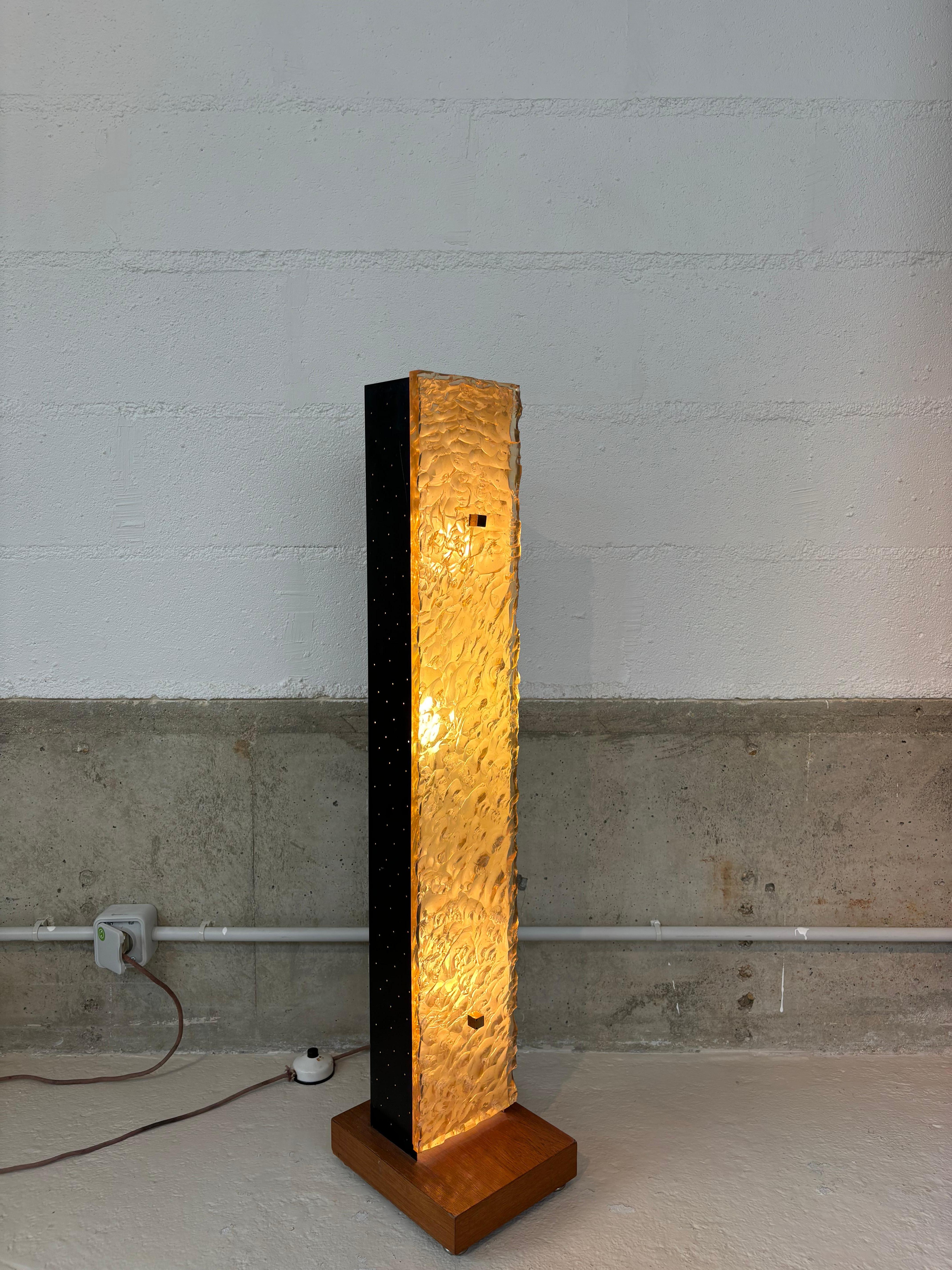 Lampadaire ou liseuse par Dallux en résine, reprenant la matière qui fut travaillée par Serge Mouille et Pierre Disderot 