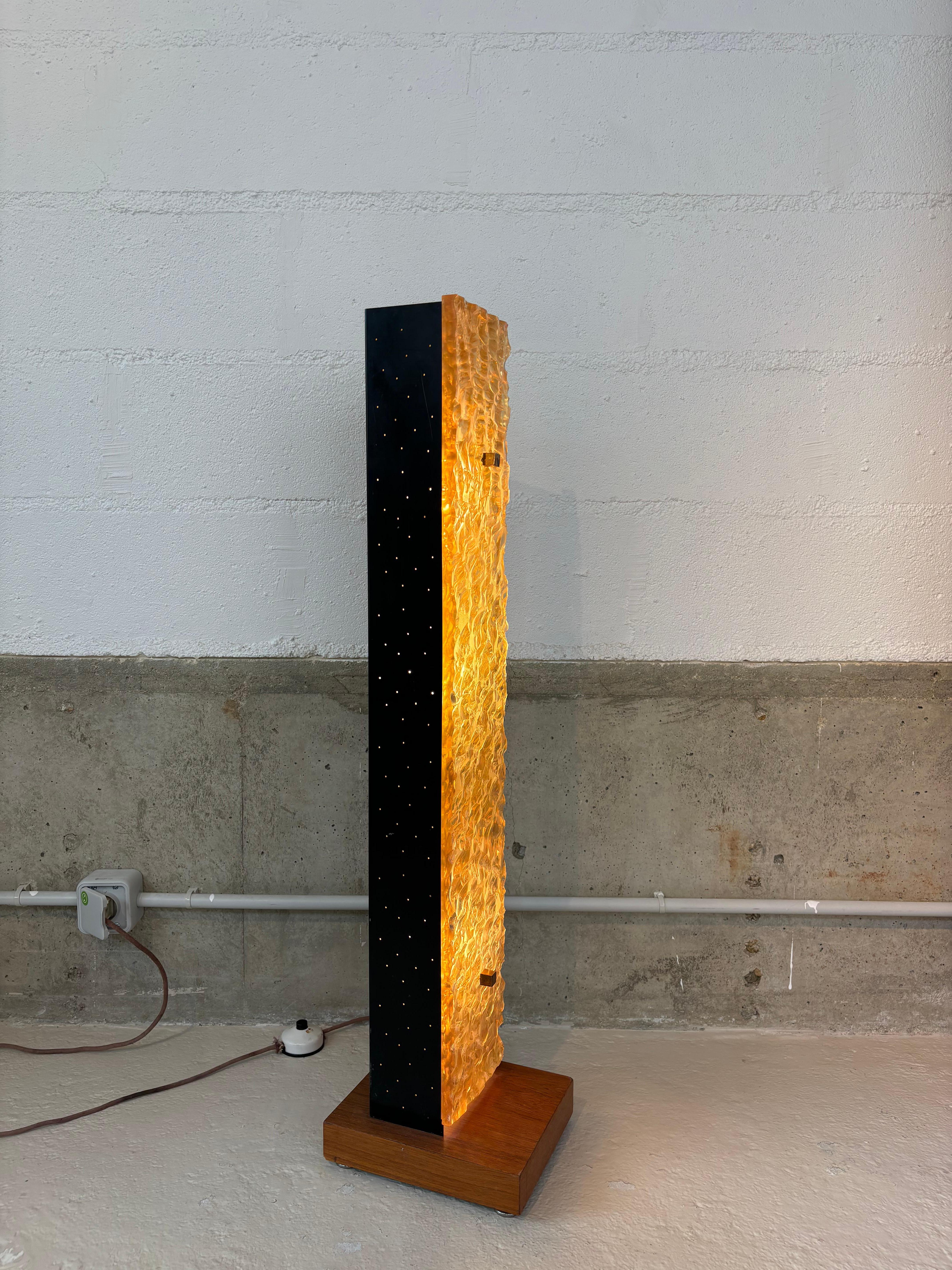 Lámpara de pie en résin by Dallux mediados del siglo XX en venta