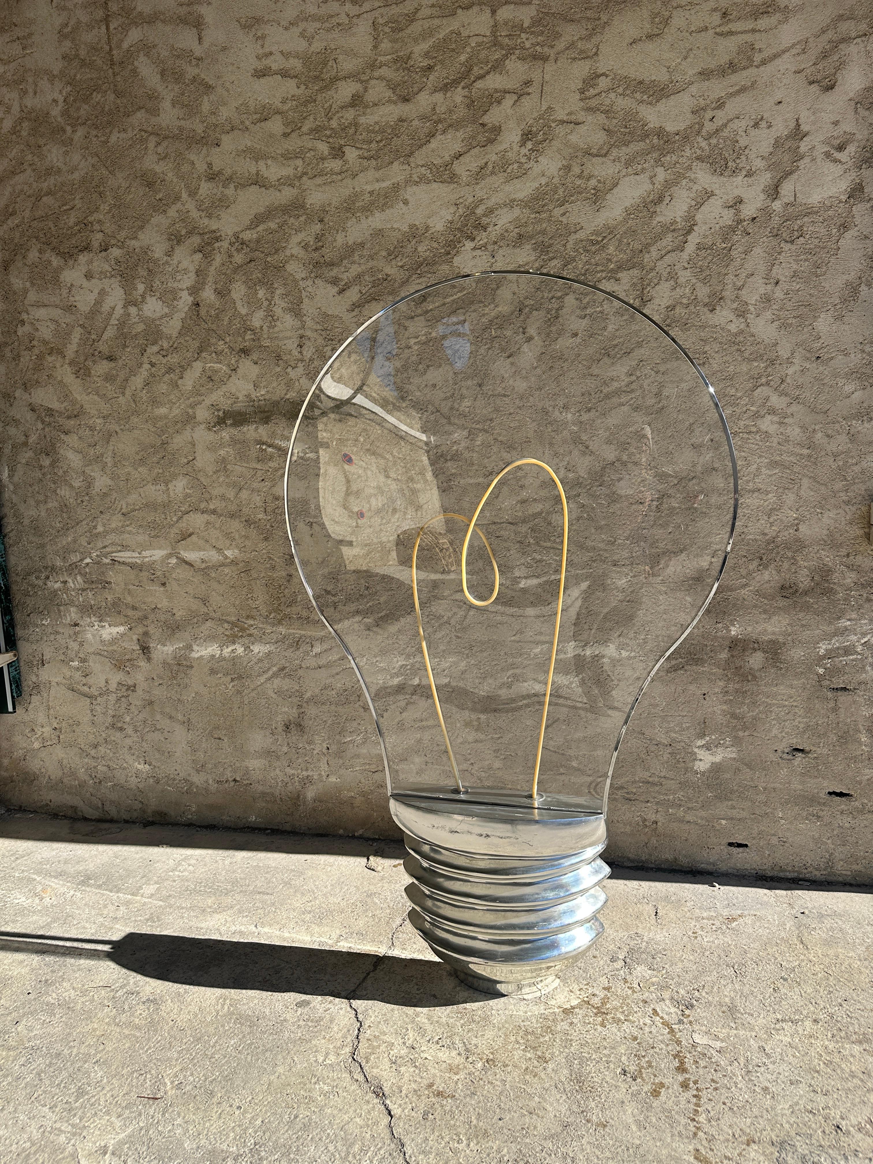 Sehr originelle Neon-Stehlampe in Form einer Glühbirne. Italien um 1980.