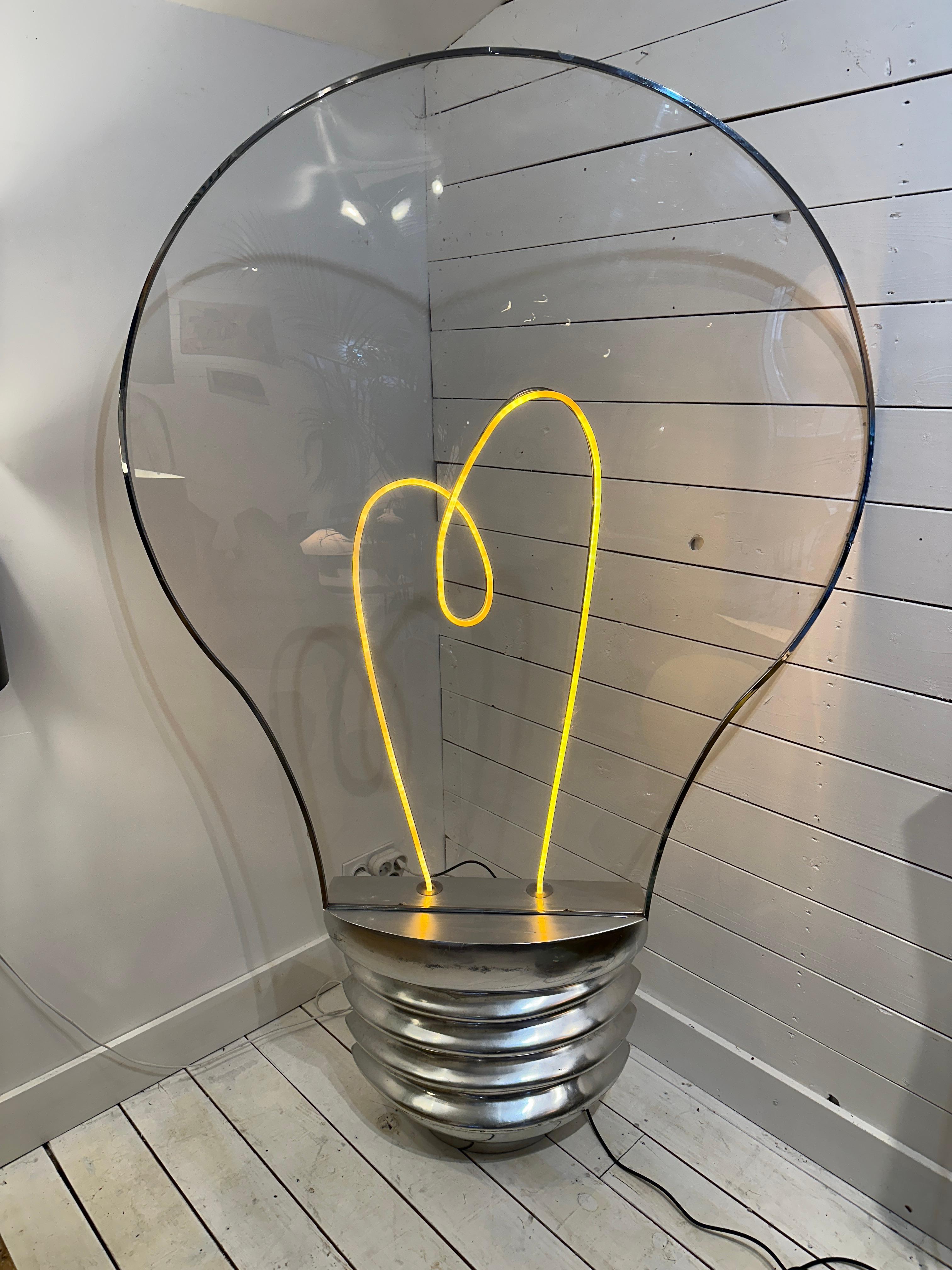 Stehlampe in Form einer riesigen Glühbirne (Ende des 20. Jahrhunderts) im Angebot