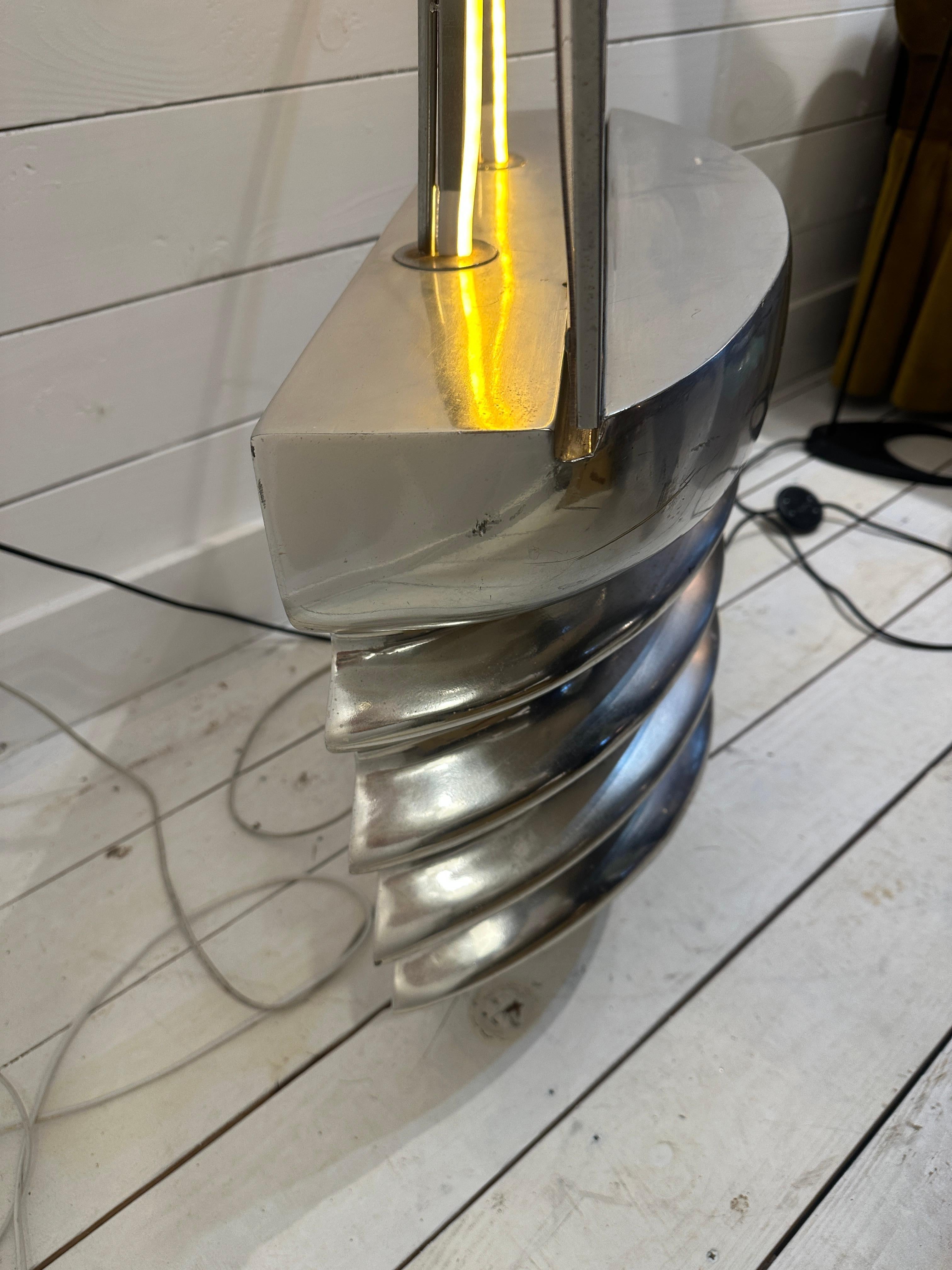 Stehlampe in Form einer riesigen Glühbirne (Glasfaser) im Angebot
