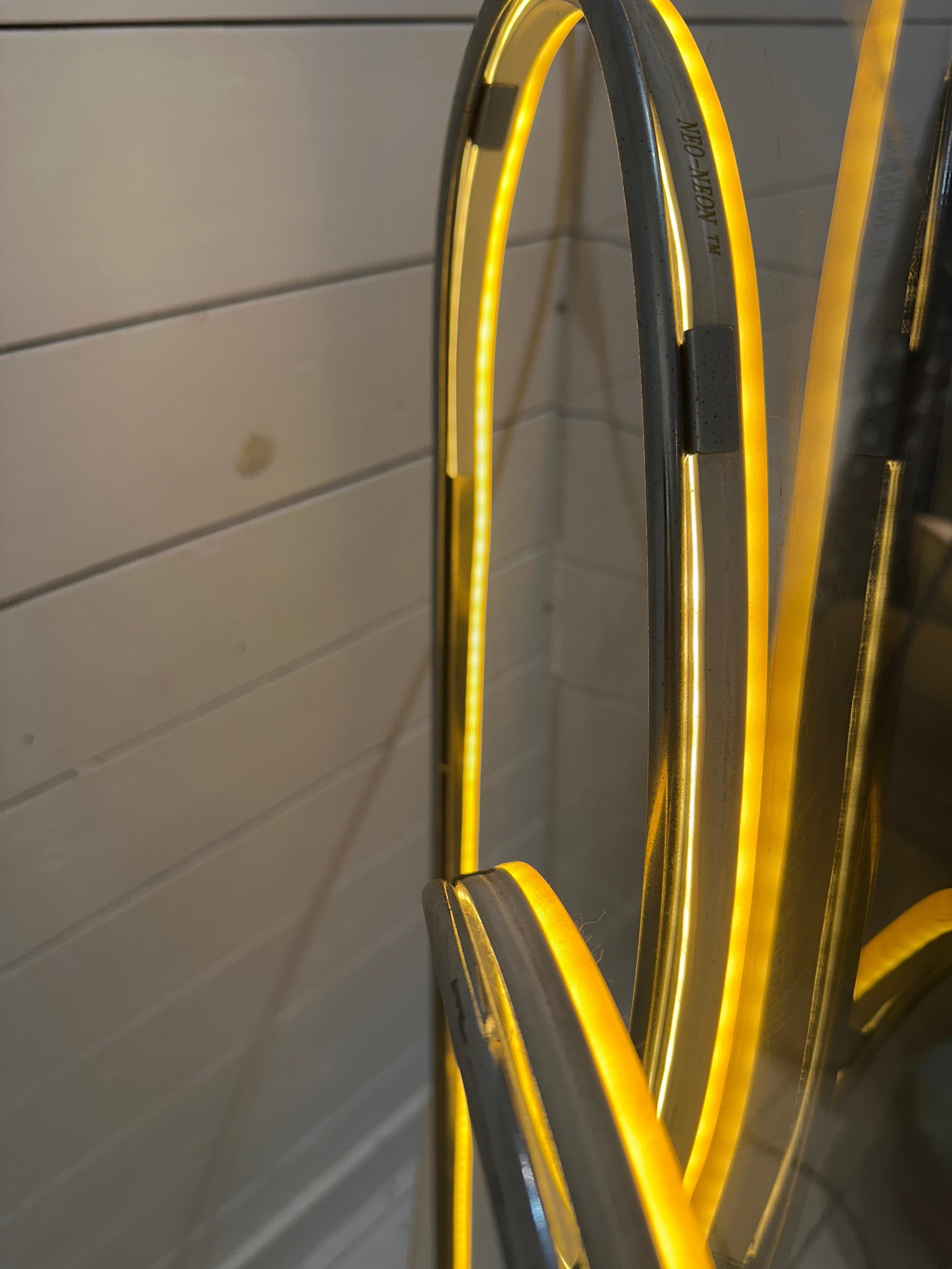 Stehlampe in Form einer riesigen Glühbirne im Angebot 1