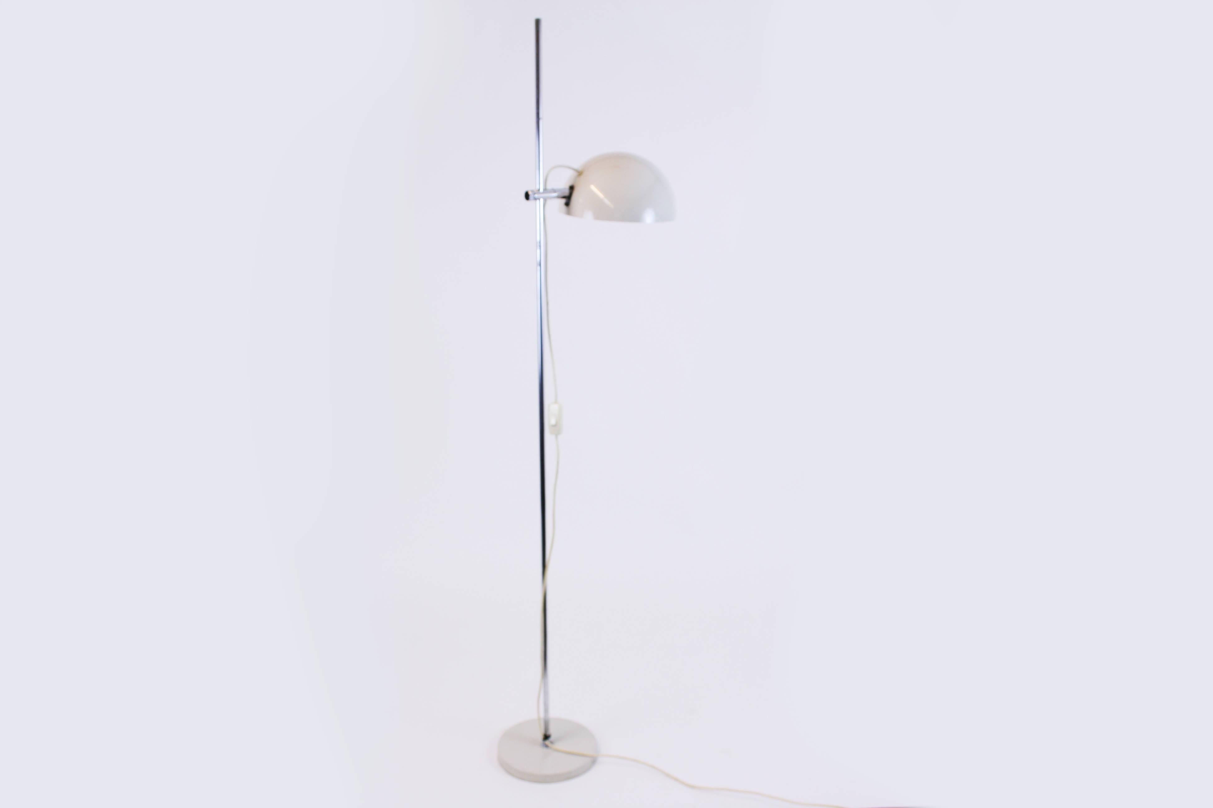 Floor lamp Koch & Lowy for Omi made in USA shows a strong remininscence to Bauhaus design using circle, triangle or rectangle as basis elements. The object completely consists of metal. Its strictly reduced design is muted by the warm colour tone.