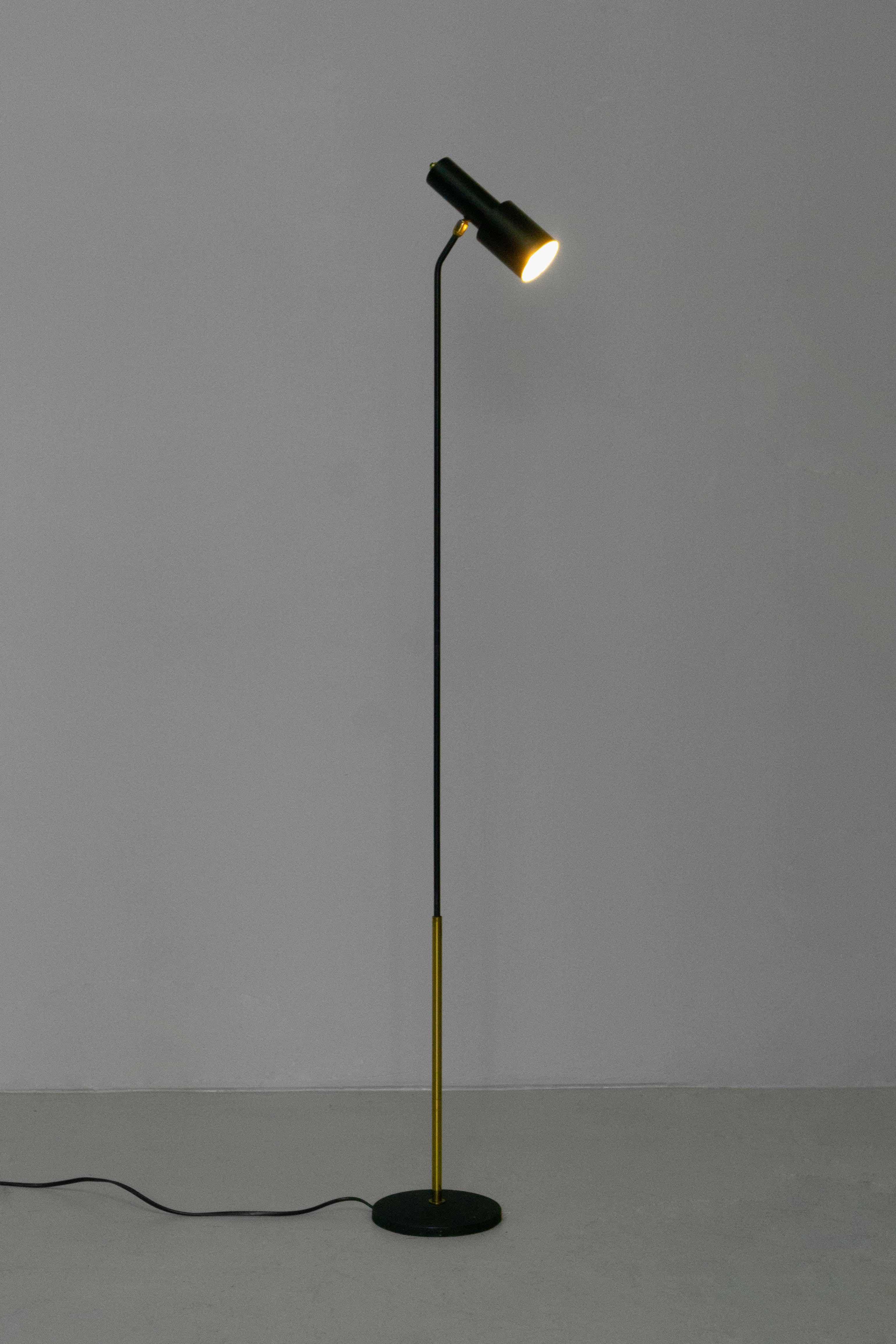 We are offering this metal floor lamp designed by Max Ingrand/Fontana Arte. 

Max Ingrand has been an important art director, creator and inspirer of major pieces including a series of lights and mirrors of Fontana Arte in the 1950s and 60s.