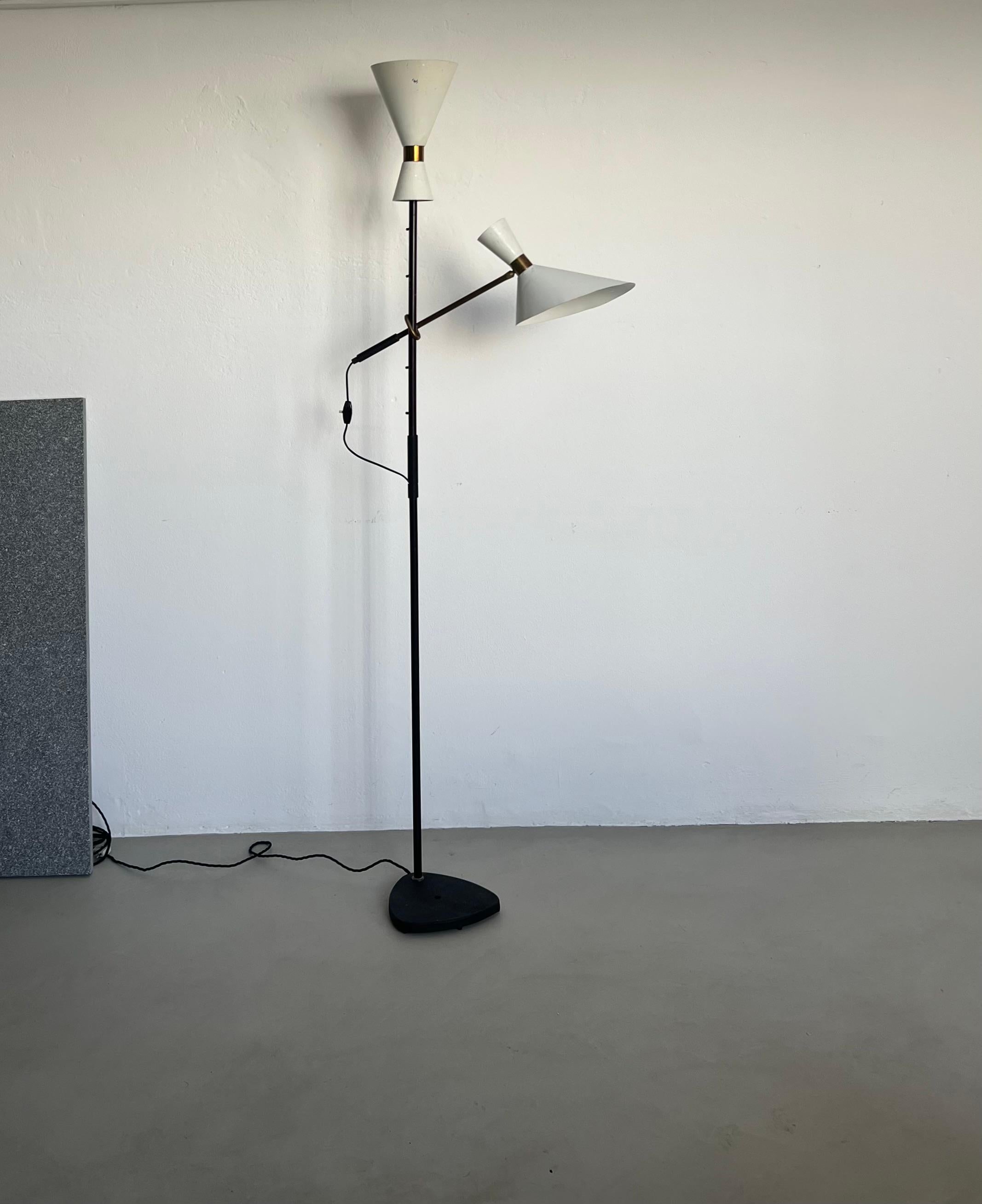Un lampadaire Pelikan emblématique du designer autrichien Julius Theodor Kalmar, produit à Vienne, en Autriche.  La forme architecturale est réalisée en laiton et en métal laqué avec des abat-jours originaux en métal peint en blanc cassé. La lampe