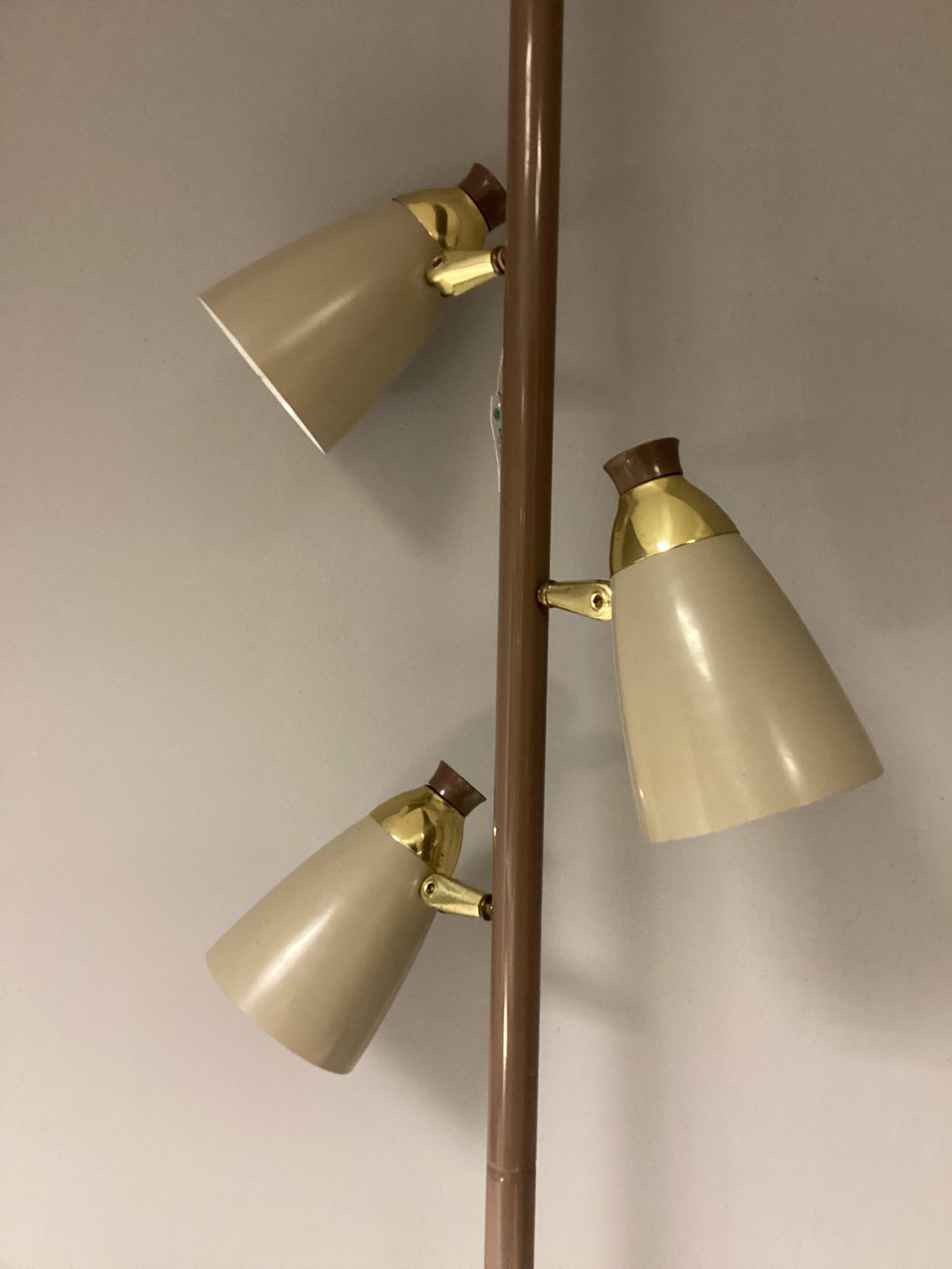 Américain Lampadaire Ted Stiffel 1950s Tension Lamp Metal Brass en vente