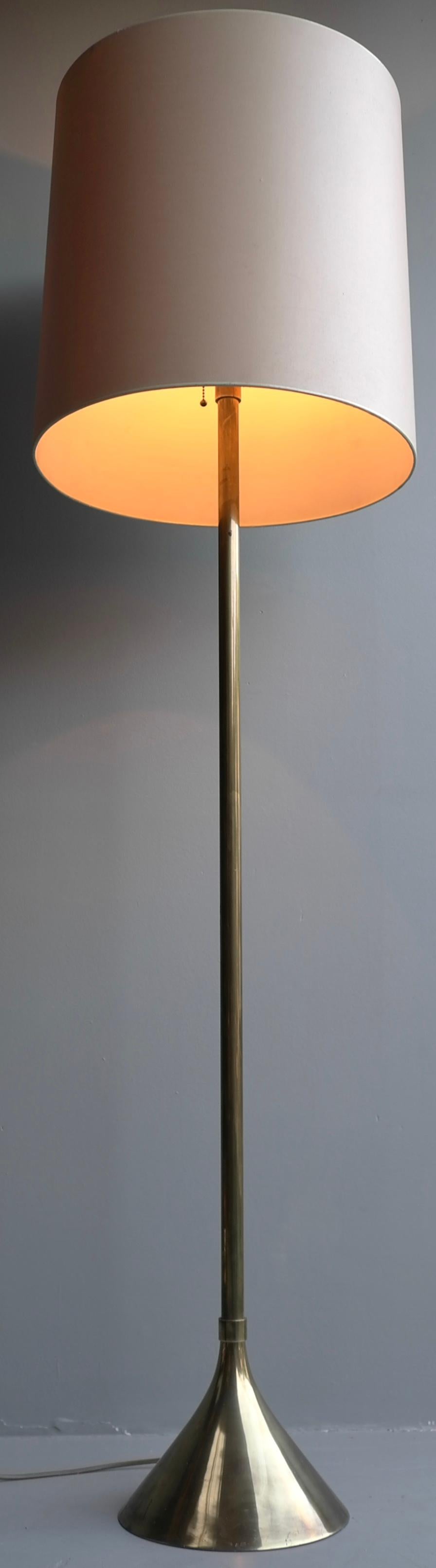Floorlamp with brass trumpet shaped base, Italy 1960s.


Measures: Height 163cm, diameter shade 45cm x 45cm.