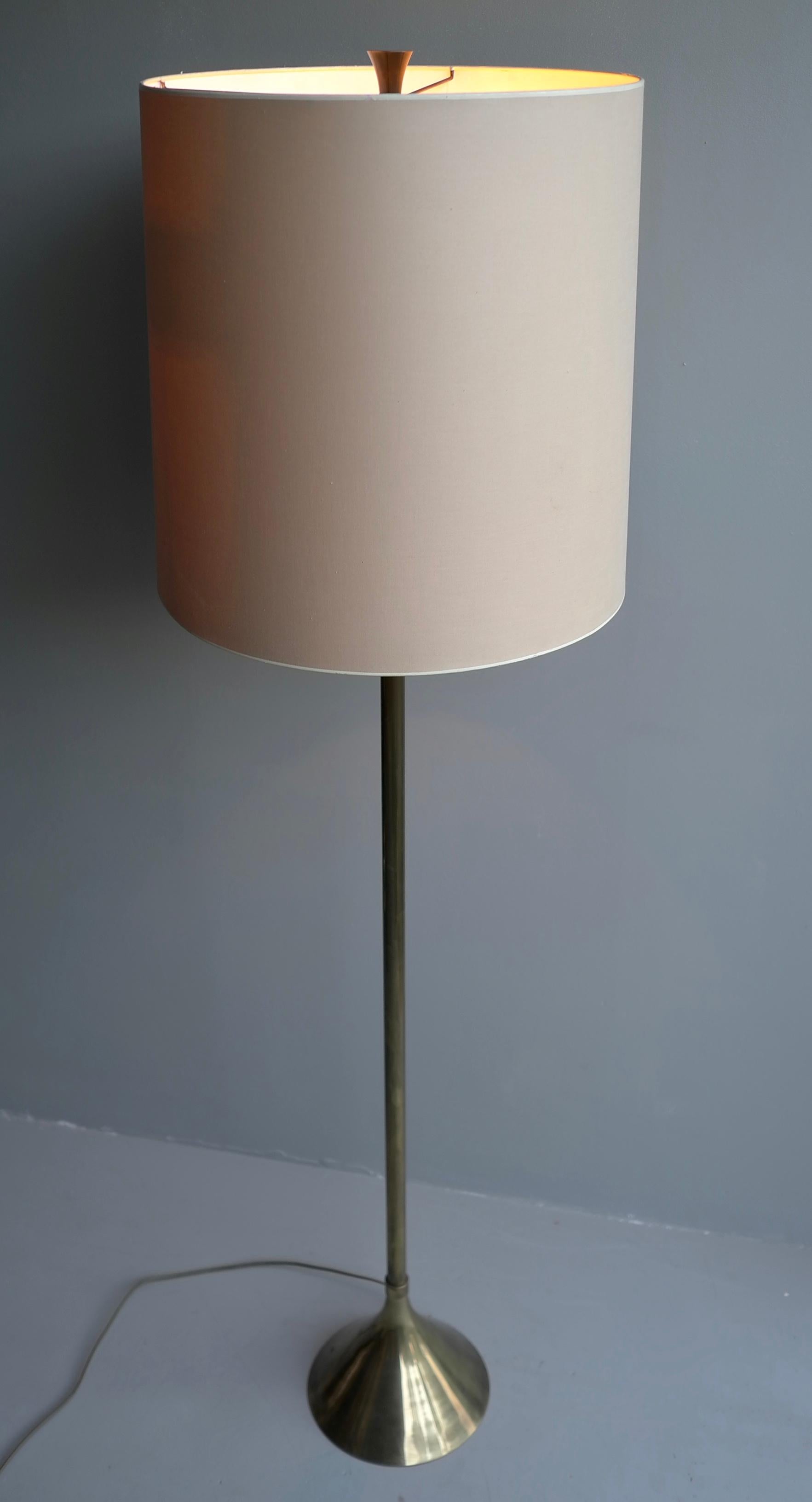 Mid-Century Modern Lampadaire avec base en forme de trompette en laiton, Italie, années 1960 en vente