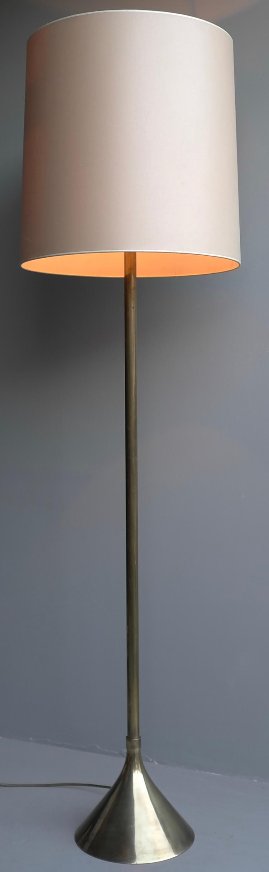 Lampadaire avec base en forme de trompette en laiton, Italie, années 1960 Bon état - En vente à Den Haag, NL