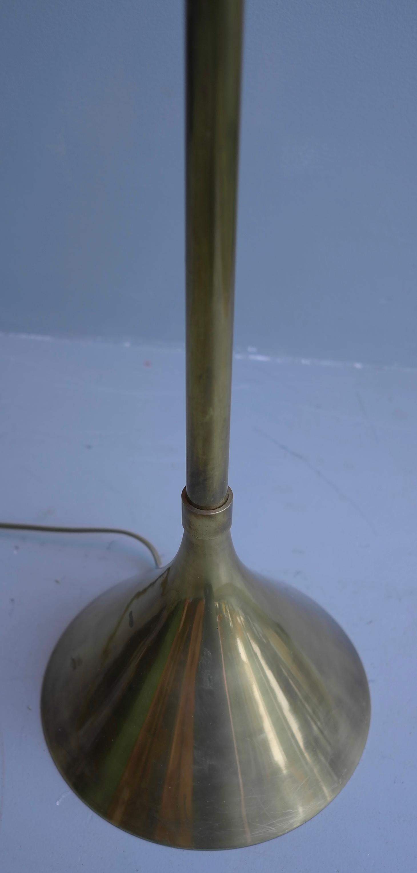 Lampadaire avec base en forme de trompette en laiton, Italie, années 1960 en vente 2