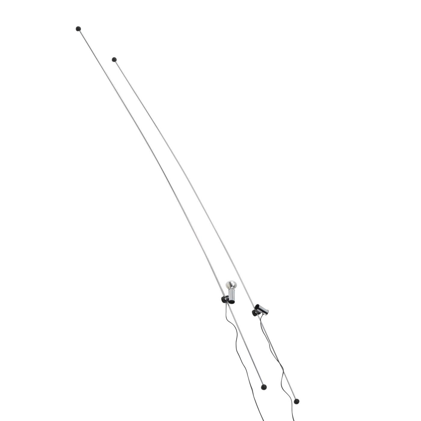 Le lampadaire Molla de Leonardi Cesare, Stagi Franca pour Lumenform est maintenu en place par la tension que procure la tige en acier flexible en la serrant entre le plafond et le sol.

La lampe elle-même est réglable en hauteur et peut tourner