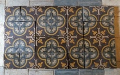 Piédestaux de sol, récupérés, à motifs, période 1900
