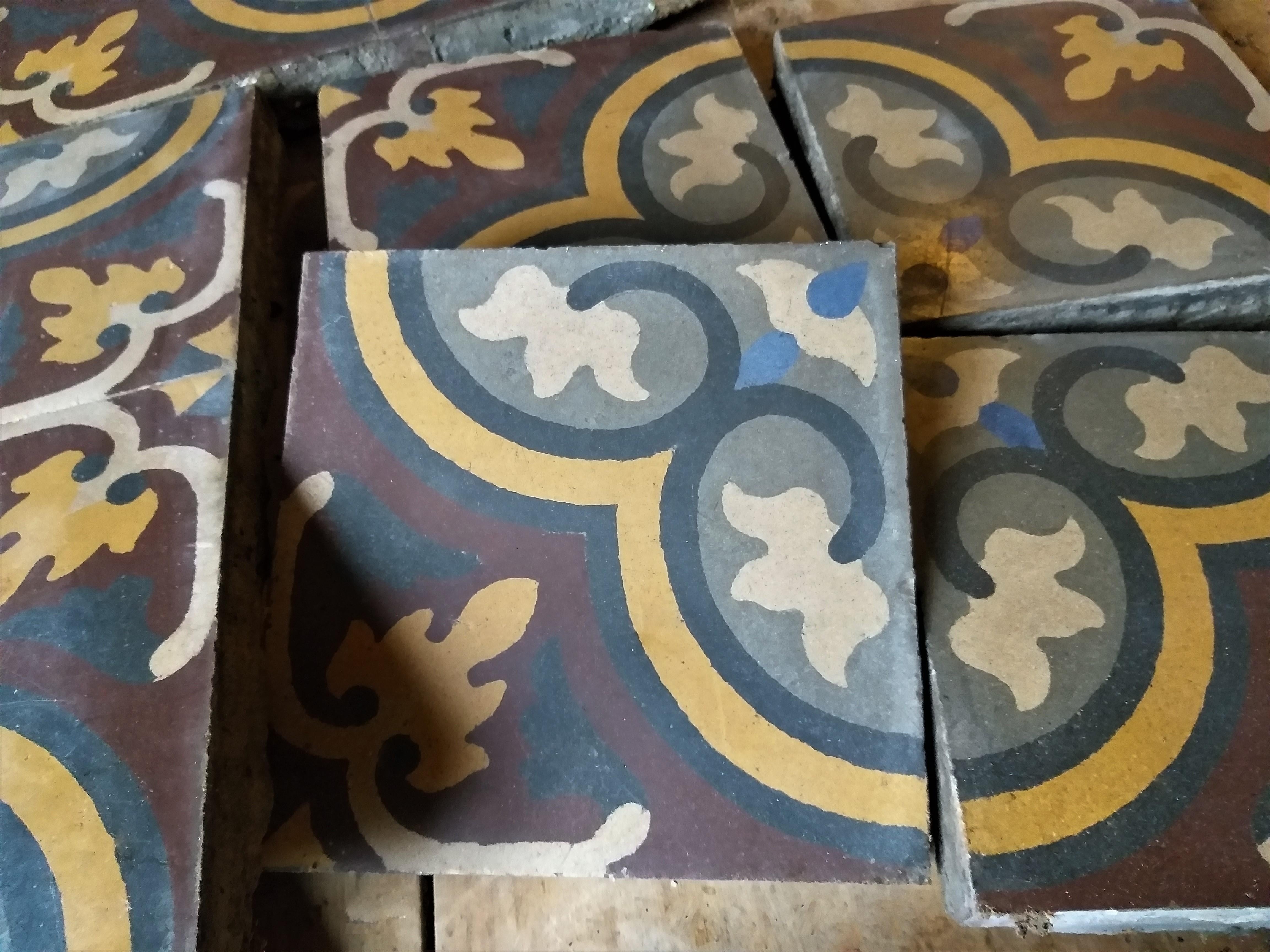 Floortiles, Reclaimed, Patterned, Period 1900 In Good Condition For Sale In Gembloux, BE