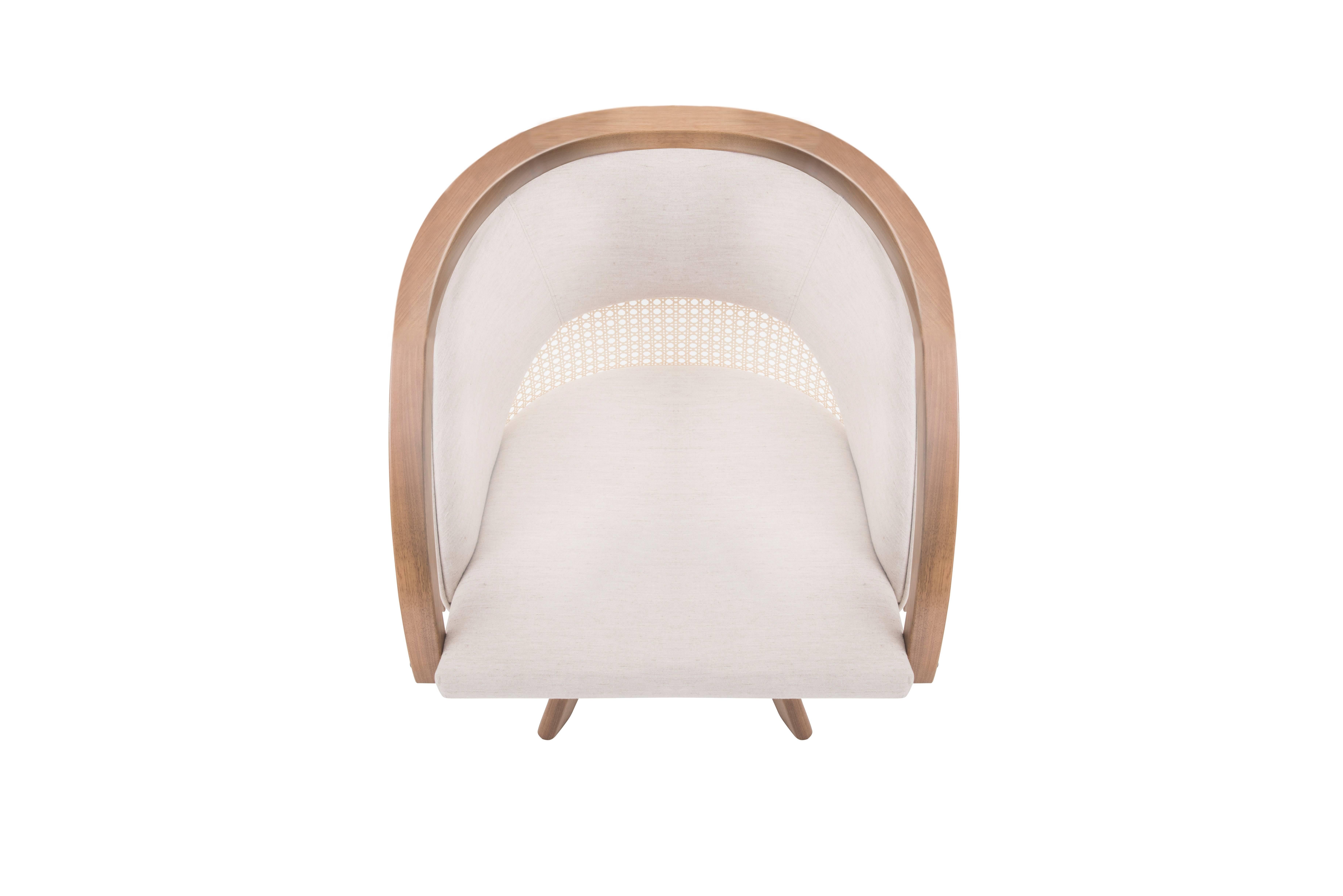Feminine, delicate and practical. The Flor armchair has a connection with the Brazilian modern woman's seat. Sinuous lines translate the essence of well-being to the piece - with rotating feet, its lateral view refers to the petal of a flower. The