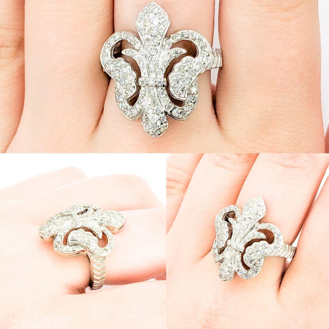 Flor De Lis Diamantring aus Weißgold mit Blumenmuster

Wir präsentieren diesen atemberaubenden Fleur De Lis-Diamantring aus 14 Karat Weißgold. Der Ring besteht aus 0,50 ct Diamanten, die mit der Reinheit I und einem fast farblosen weißen Farbton
