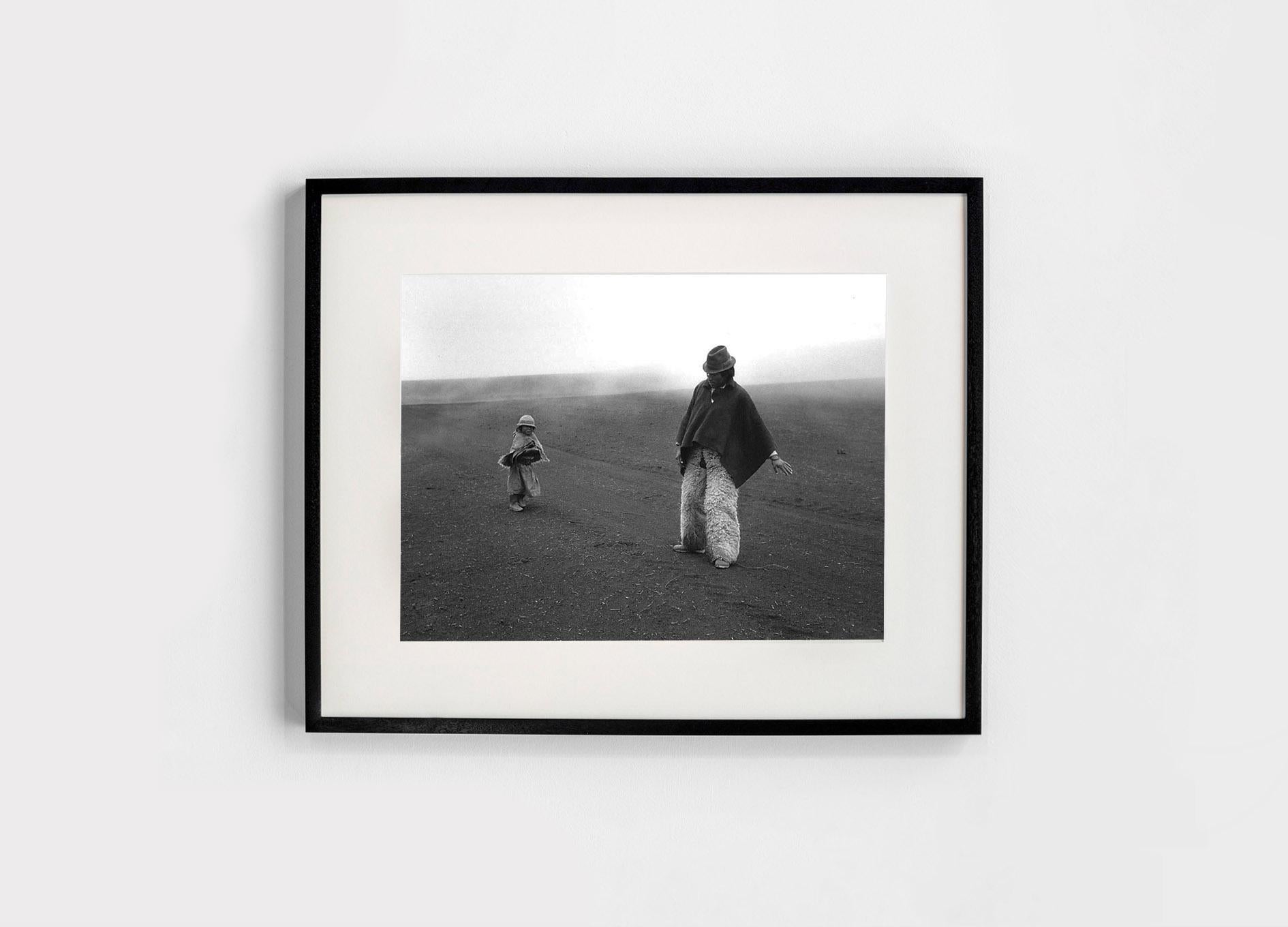 Aquí No Más, Ecuador, 1991 - Flor Garduño (Black and White Photography) For Sale 1