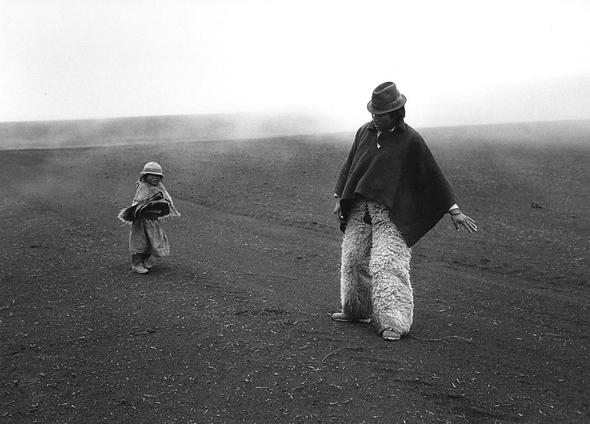 Aquí No Más, Ecuador, 1991 - Flor Garduño (Black and White Photography)