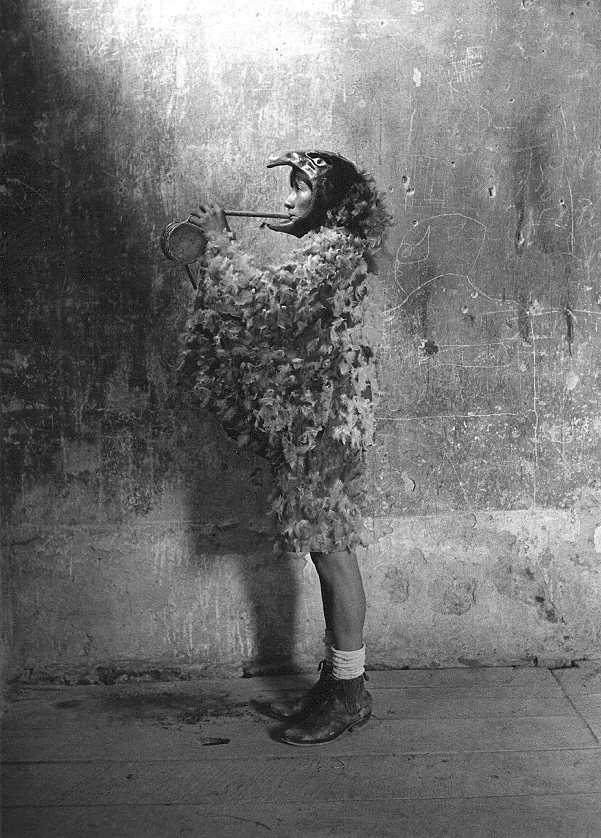 Black and White Photograph Flor Garduño - Caballero Águila (Chevalier de l'aigle), Mexique, 1986